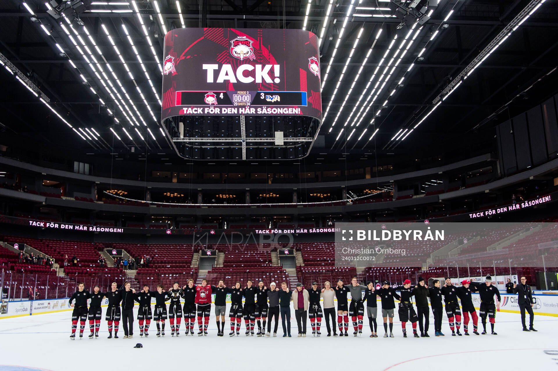 Malmö Redhawks spelare jublar och tackar publiken