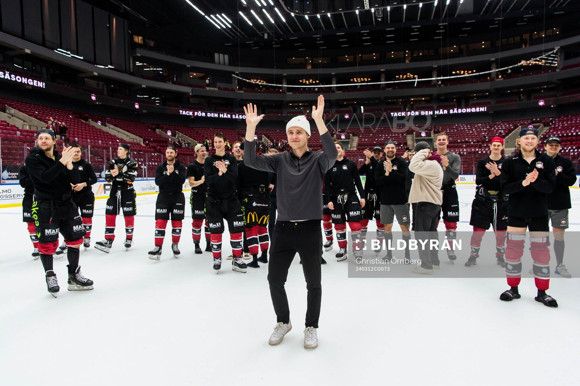 Malmö Redhawks Janne Kuokkanen jublar med lagkamraterna