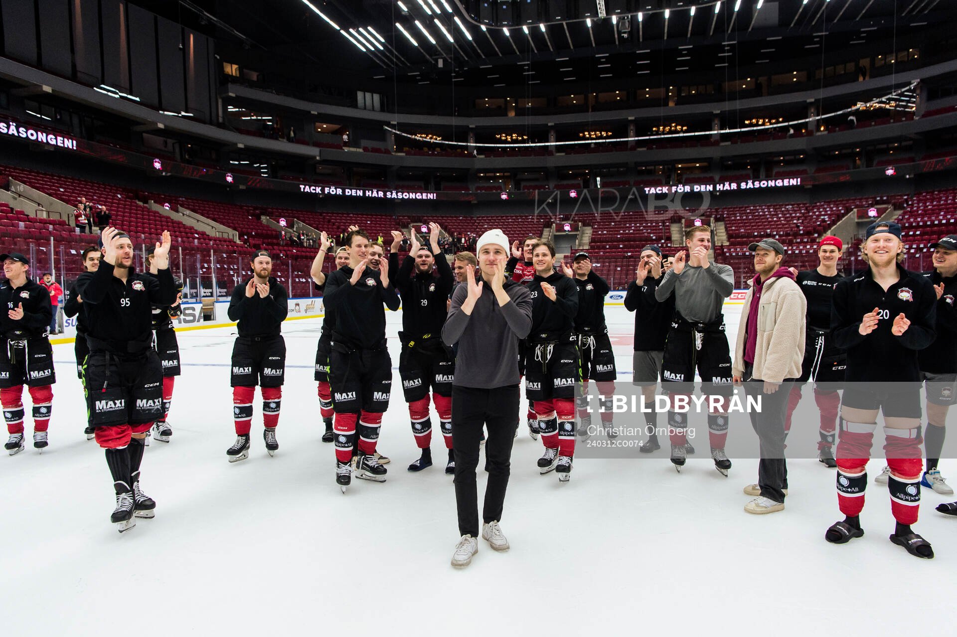 Malmö Redhawks Janne Kuokkanen jublar med lagkamraterna
