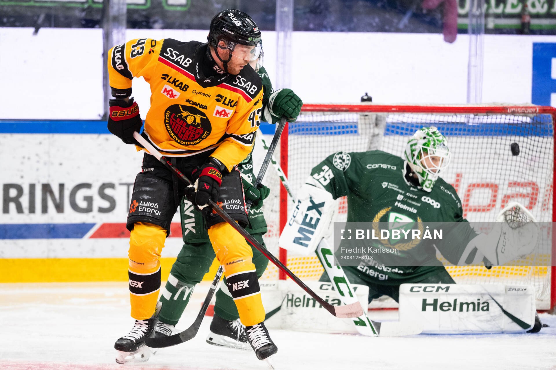 Luleås Oscar Eklind och Färjestads målvakt Carl Lindbom