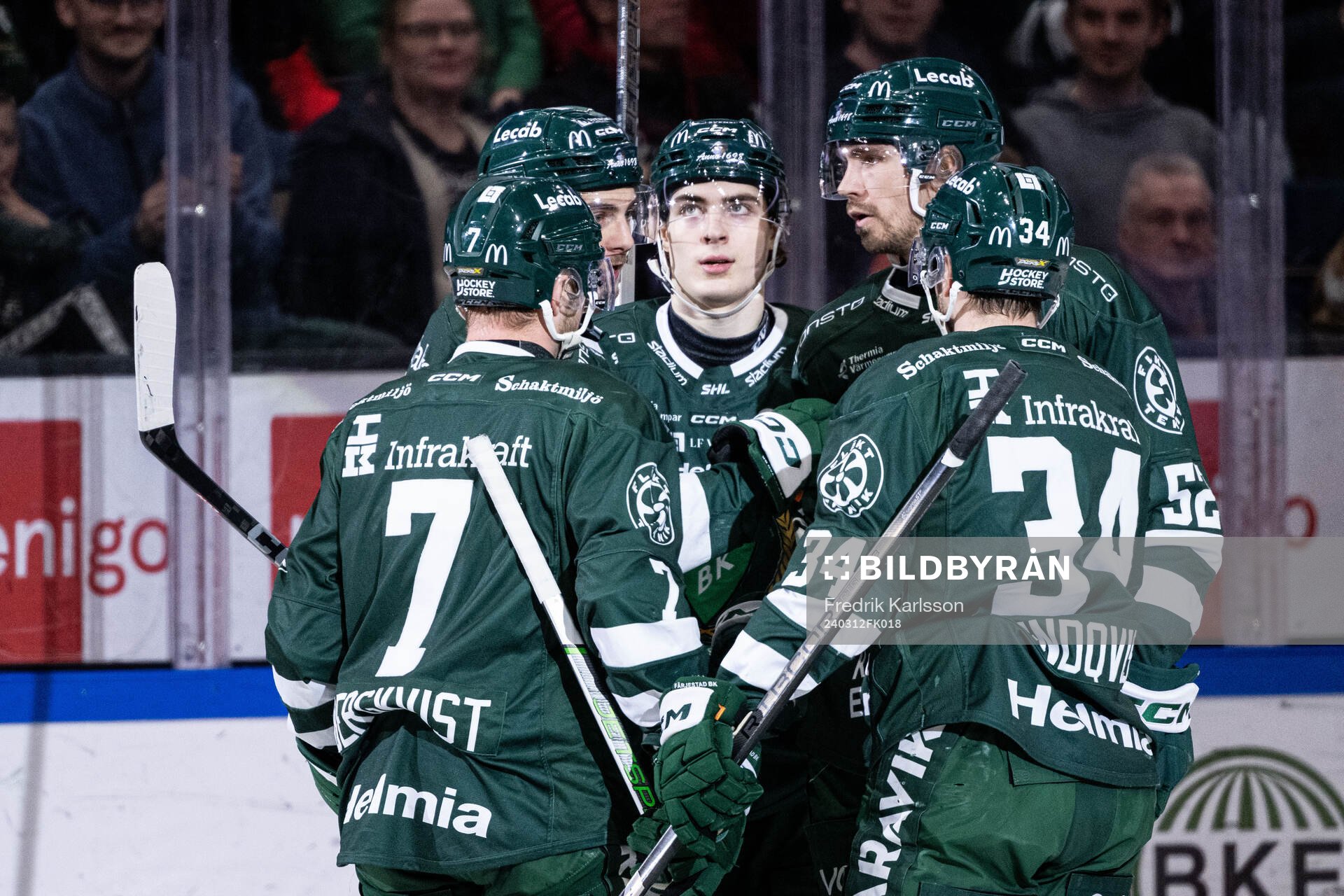 Färjestads Liam Öhgren jublar med lagkamrater