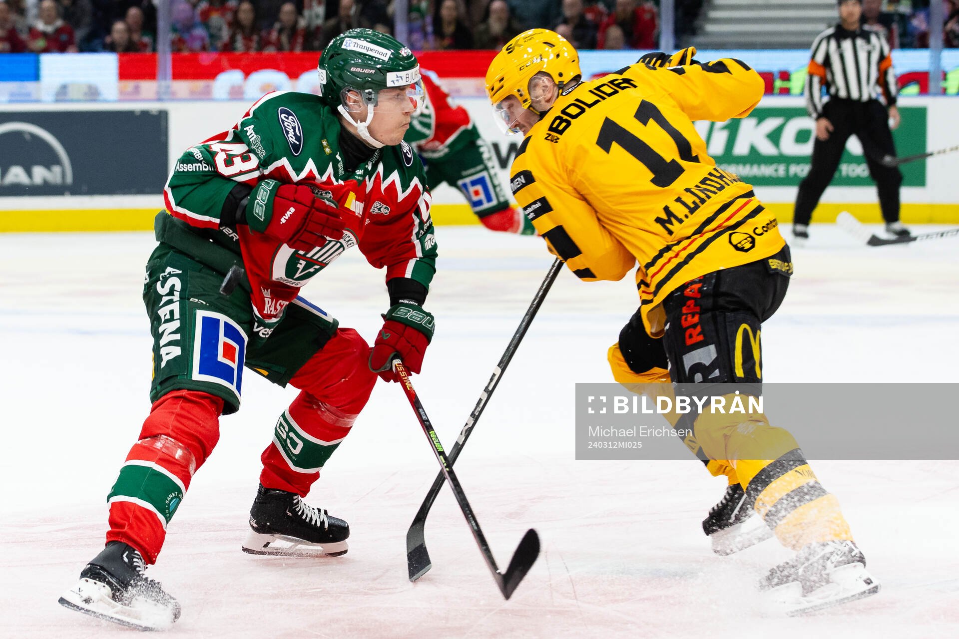 Frölundas Tom Nilsson tacklar Skellefteås Max Lindholm