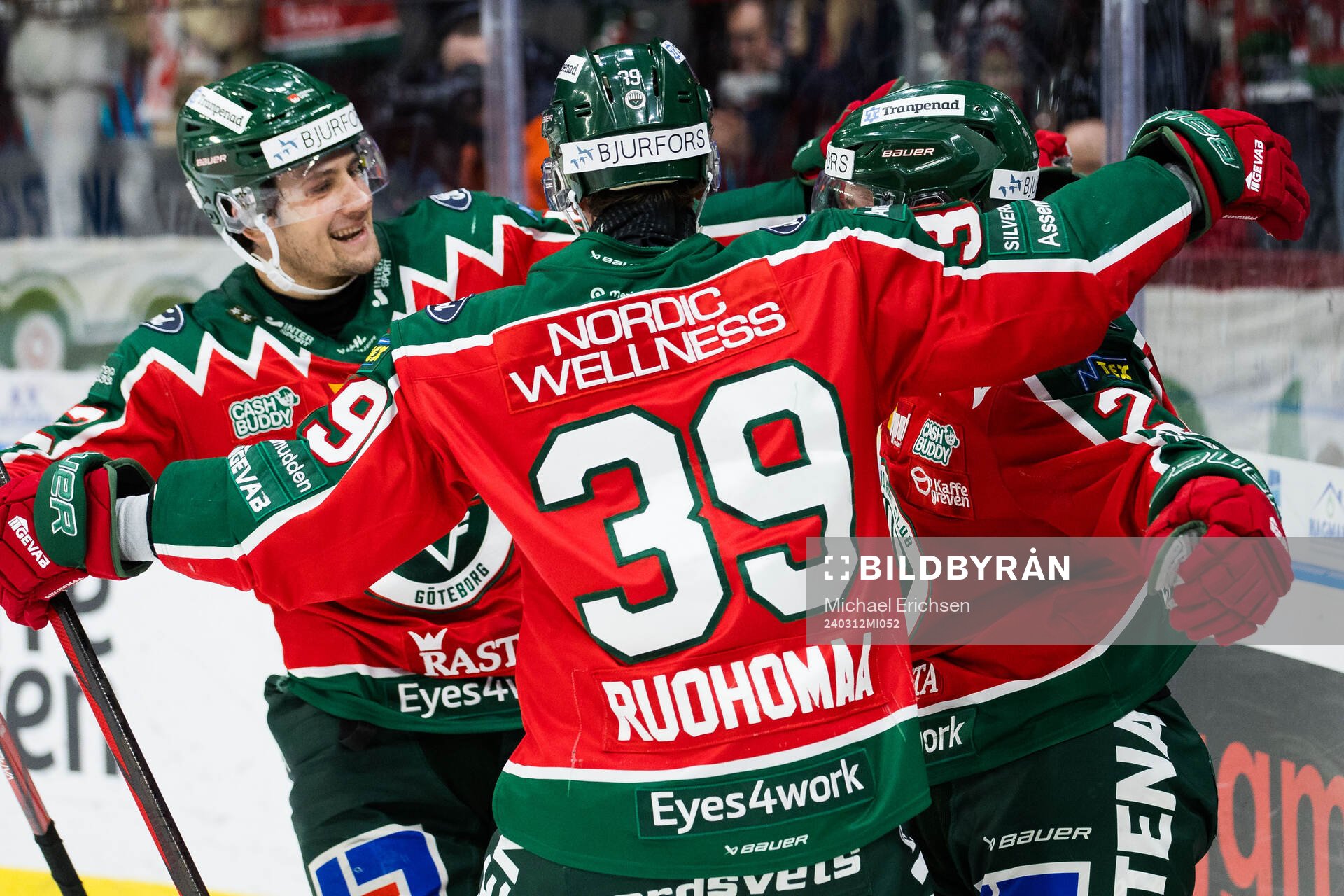 Frölundas Jere Innala jublar med Linus Nässen och Mikael