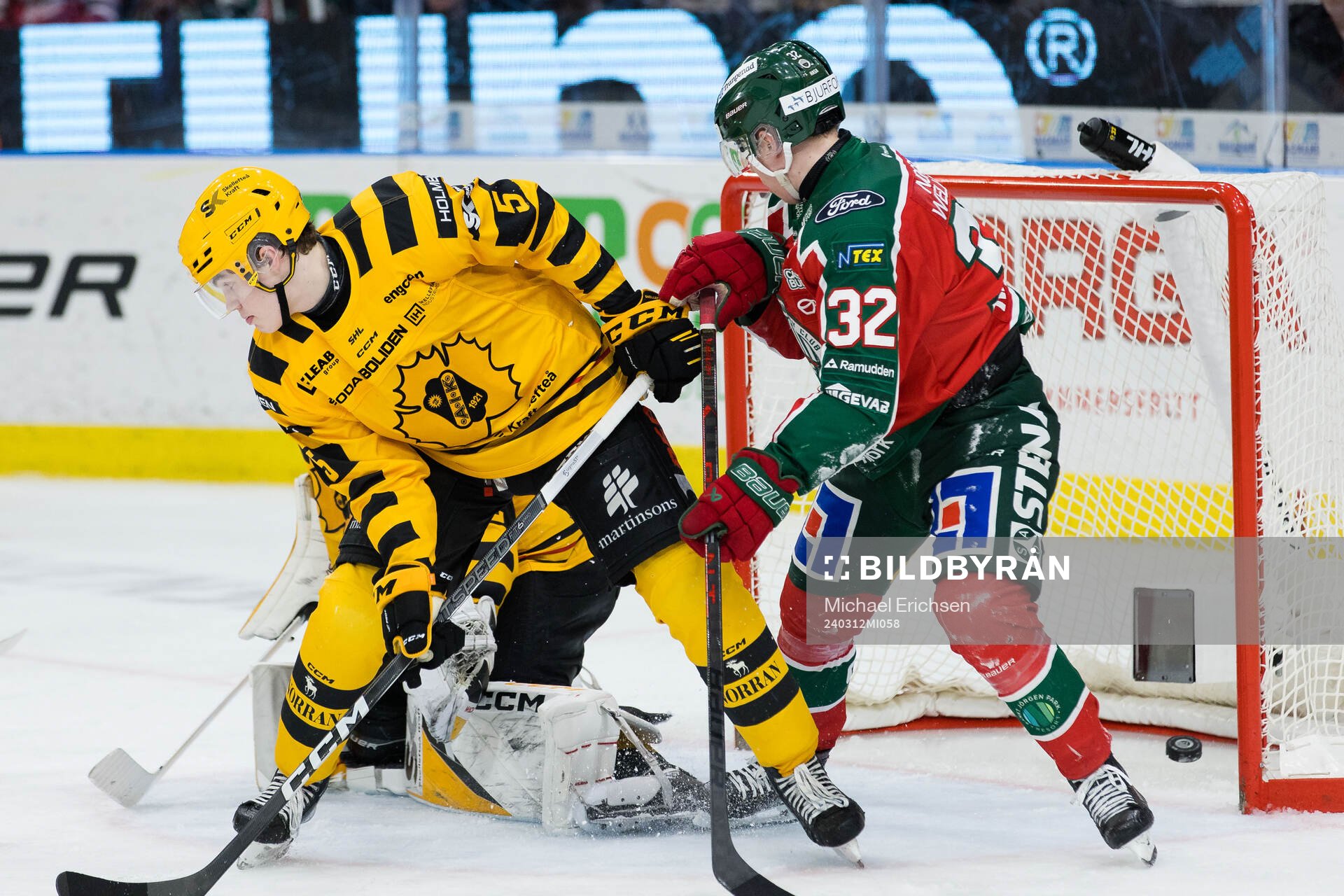 Frölundas Noah Hasa gör 4-2 bakom Skellefteås målvakt