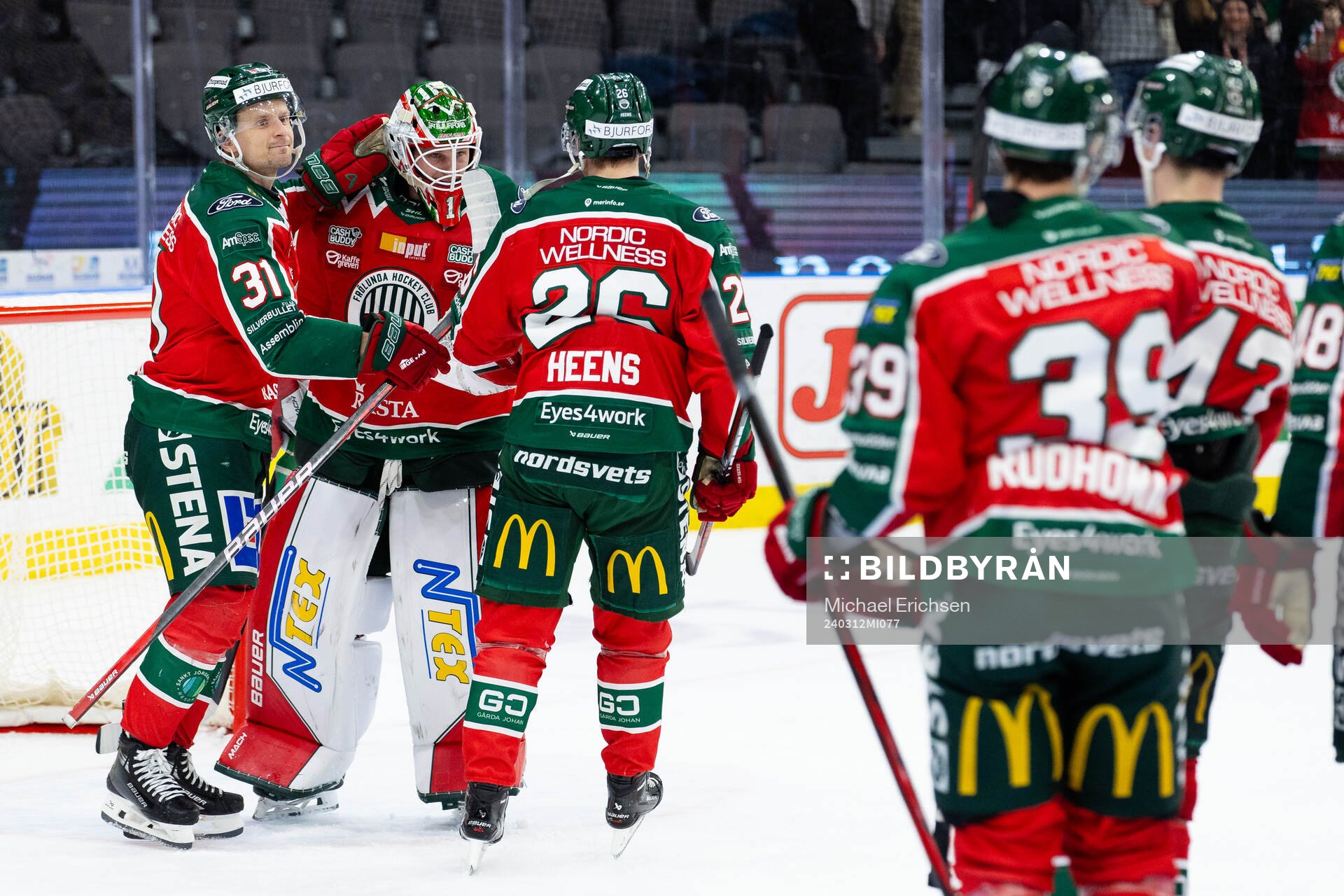 Frölundas Nicklas Lasu, målvakt Lars Johansson och Isac