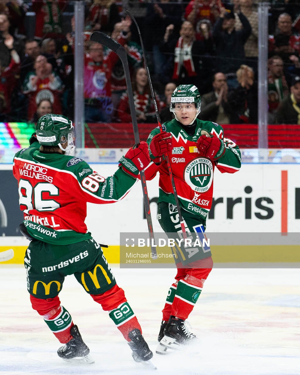 Frölundas Noah Hasa jublar ihop med Erik Thorell