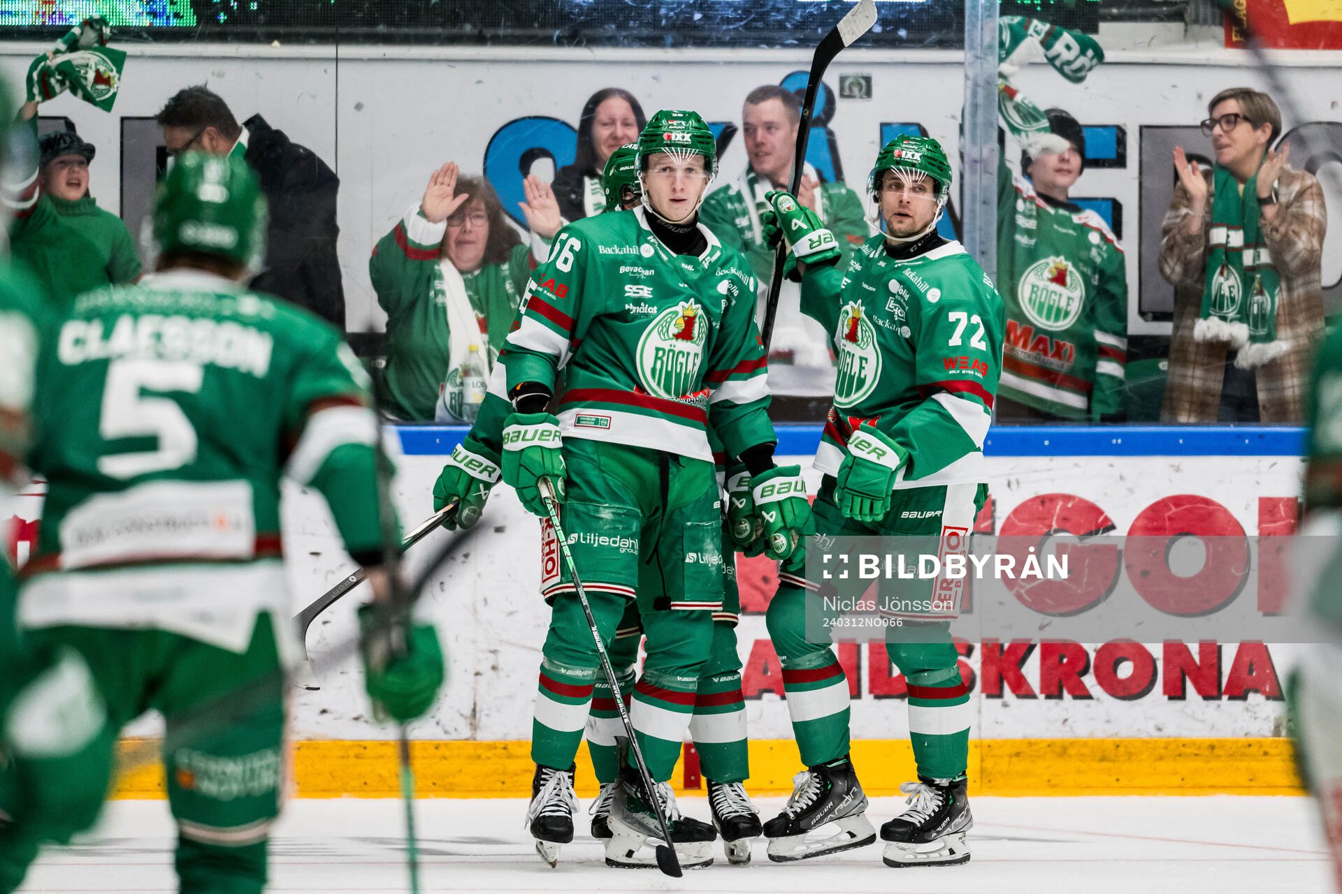 Rögles Adam Engström och Daniel Zaar jublar