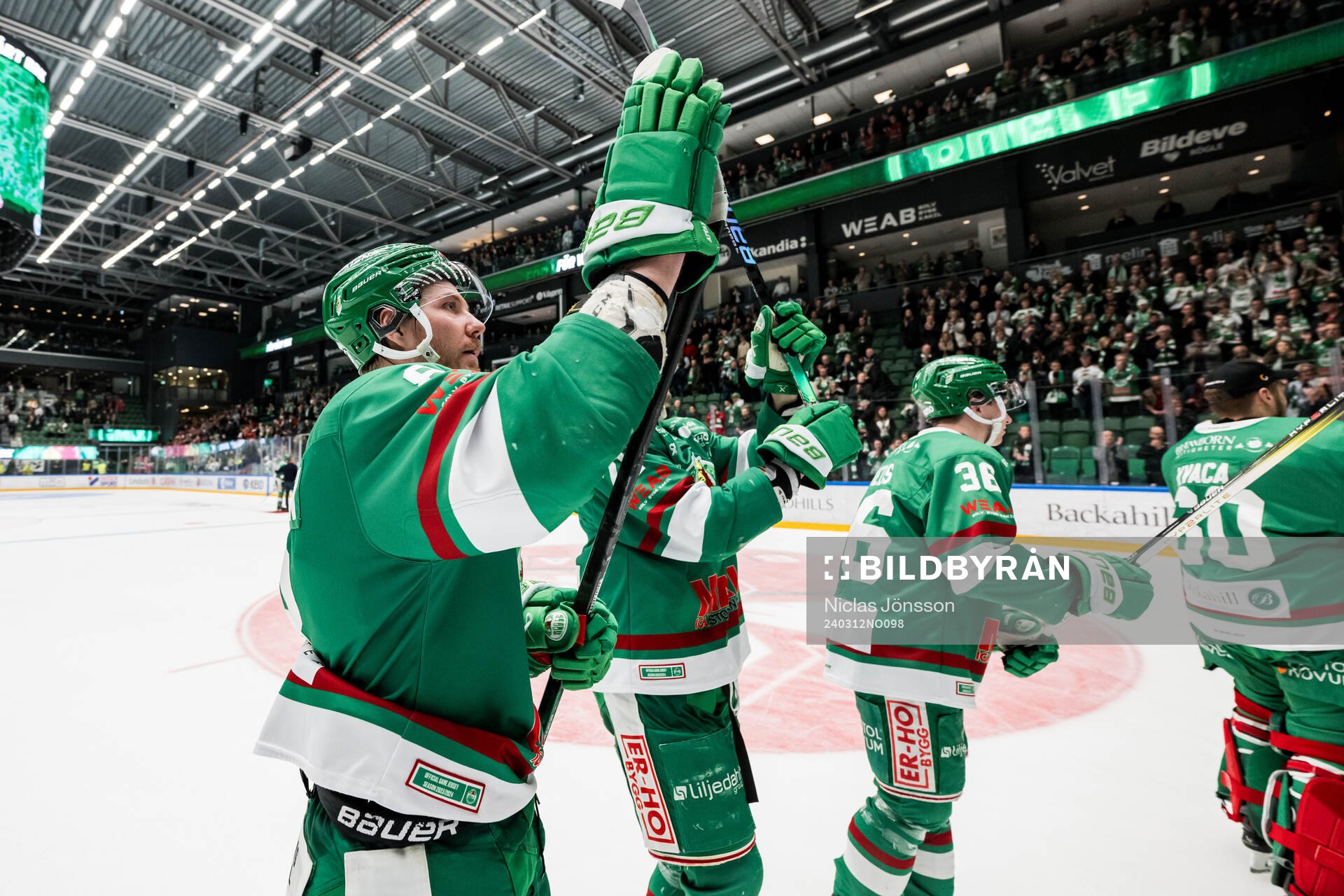 Rögles Linus Sandin jublar