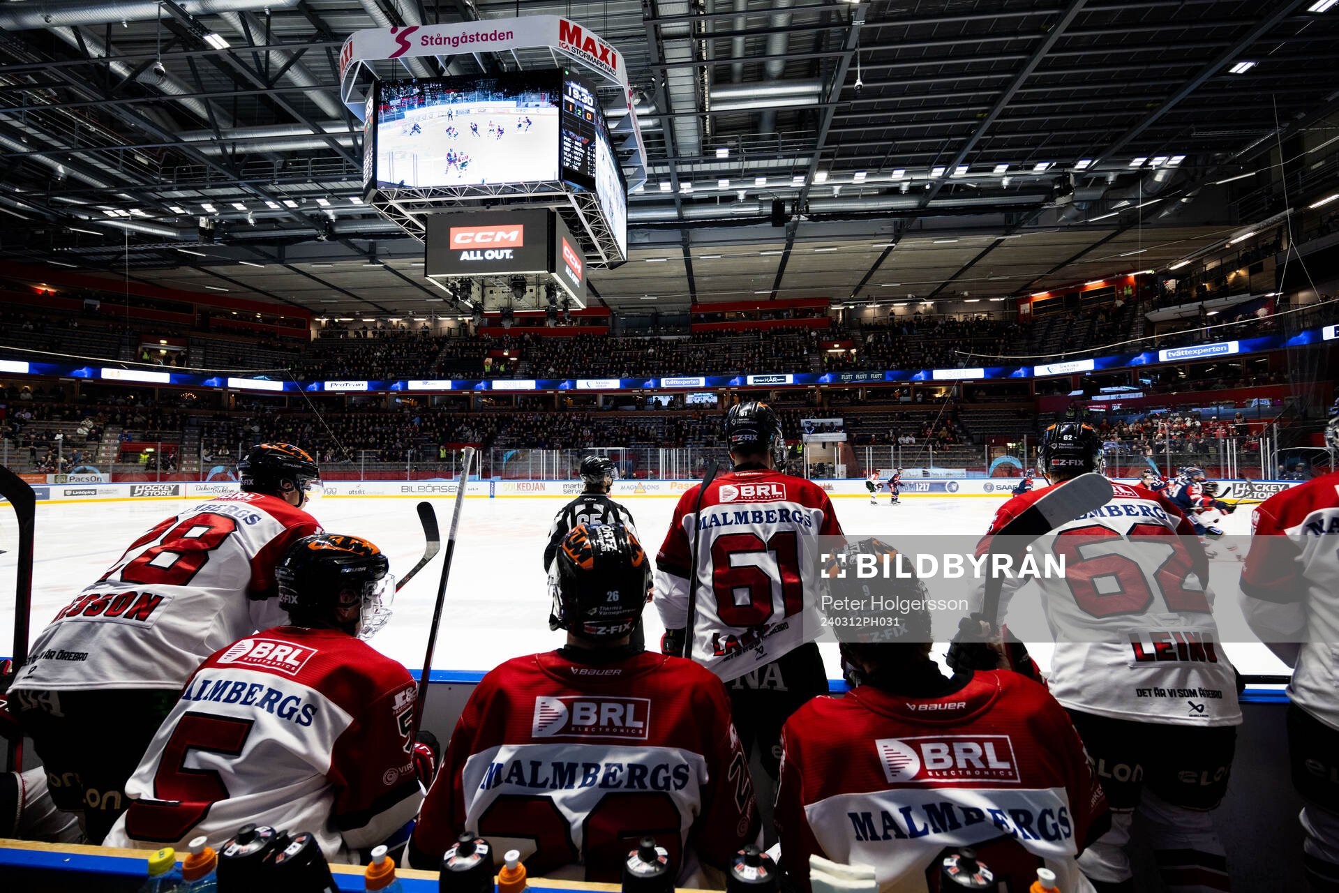 Jumbotron i Saab Arena framför Örebros spelare