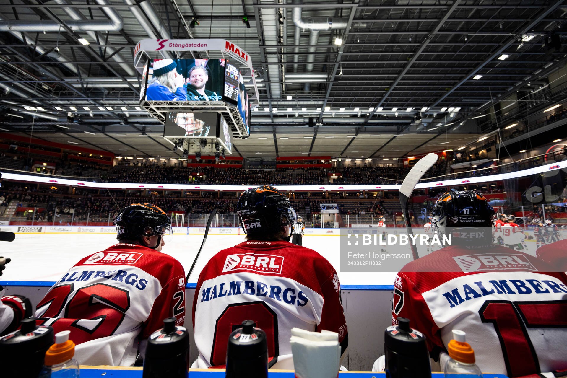 Jumbotronen i Saab Arena framför Örebros spelare