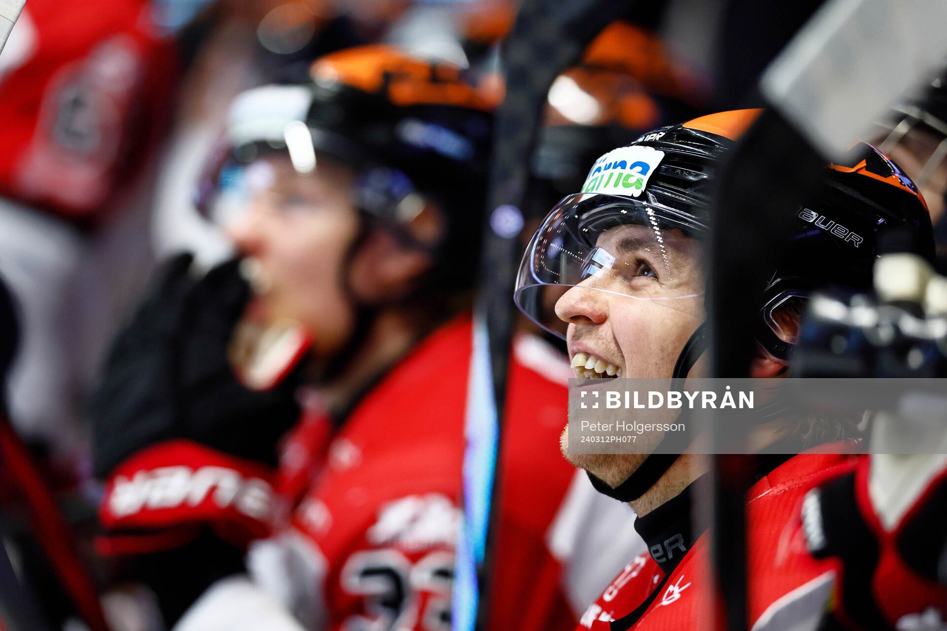 Örebro-spelare kikar på jumbotronen