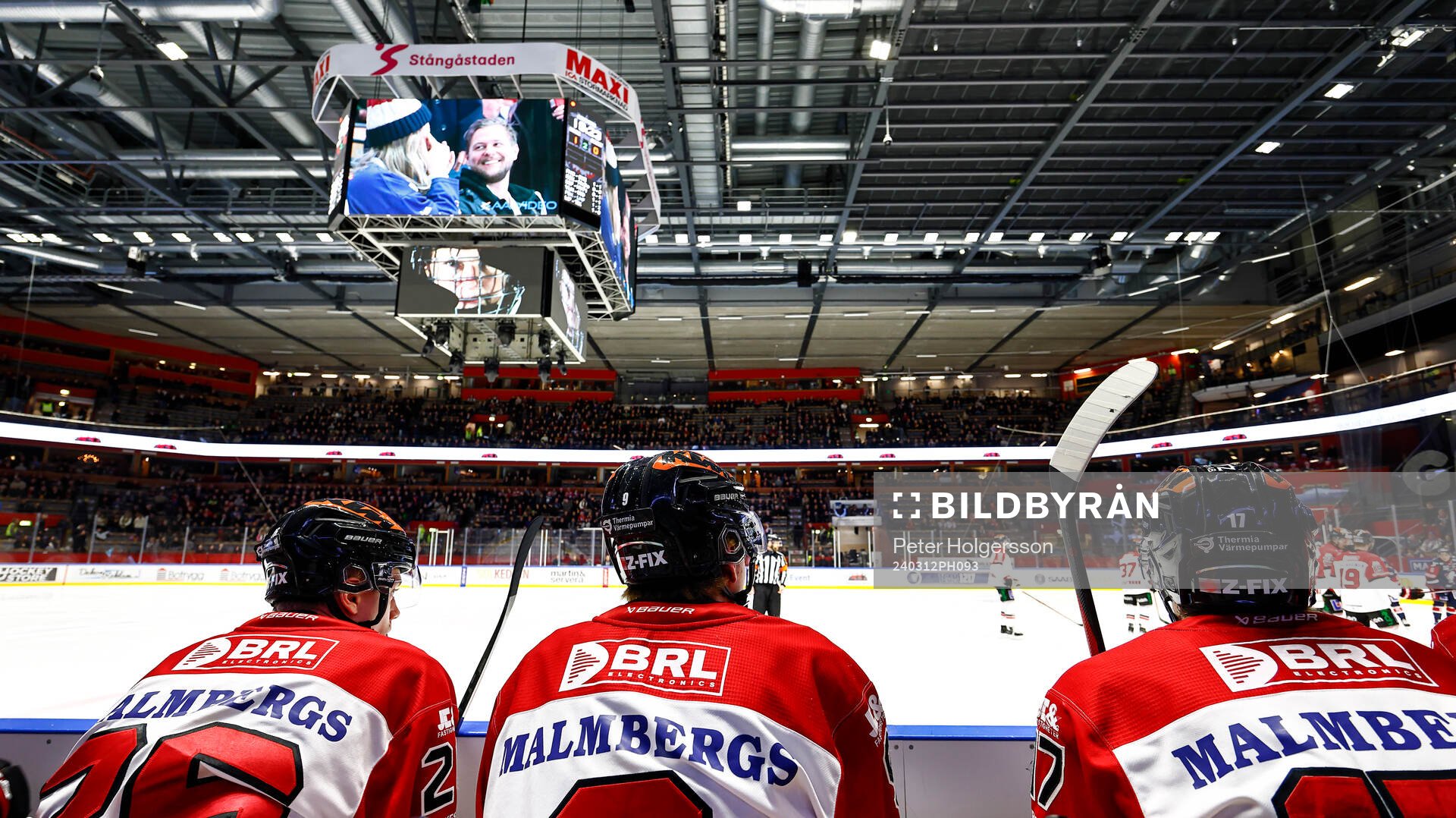 Örebros bås nedanför jumbotronen med andra resultat