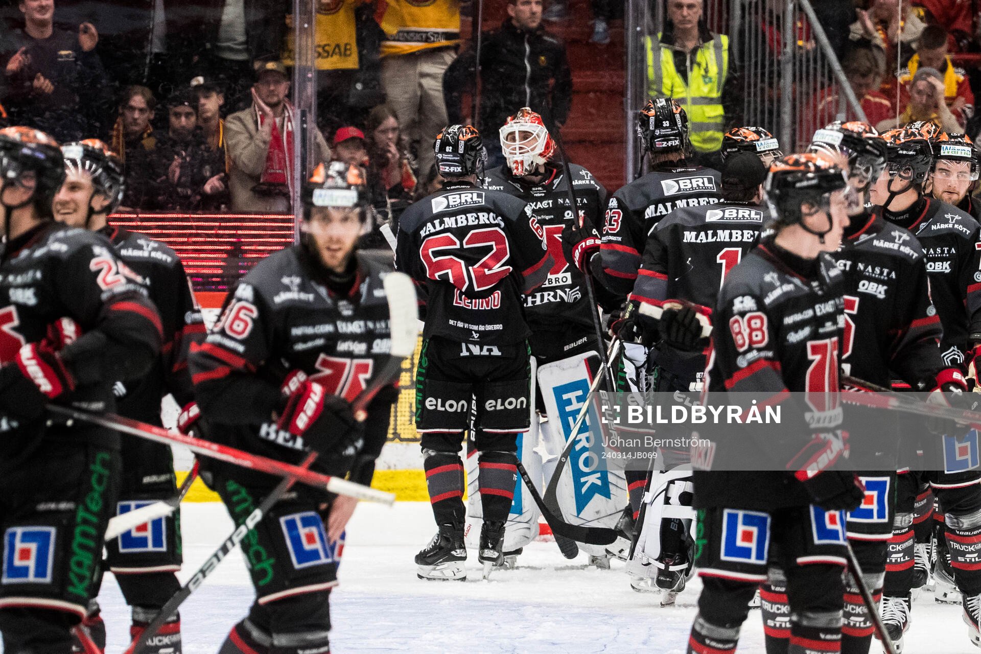 Örebros målvakt Jonas Arntzen jublar med lagkamrater