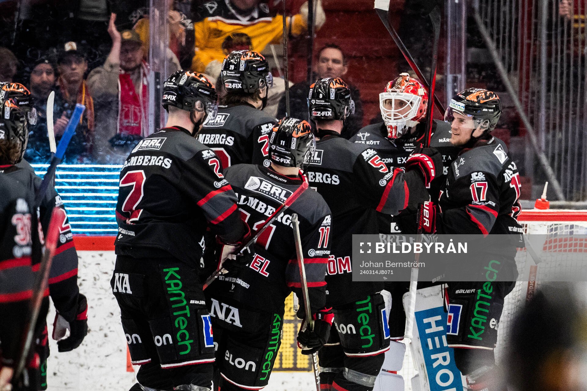 Örebros målvakt Jonas Arntzen jublar med lagkamrater