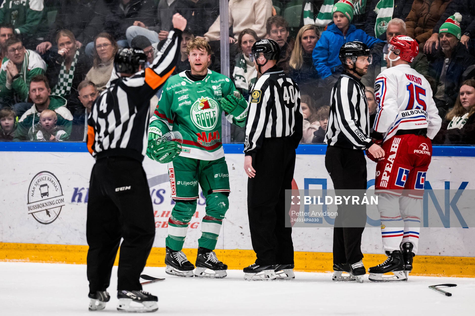 Rögles Ludvig Claesson och Timrås Panu Mieho