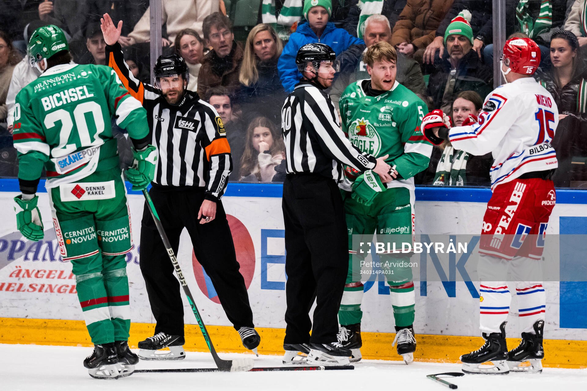 Rögles Ludvig Claesson och Timrås Panu Mieho