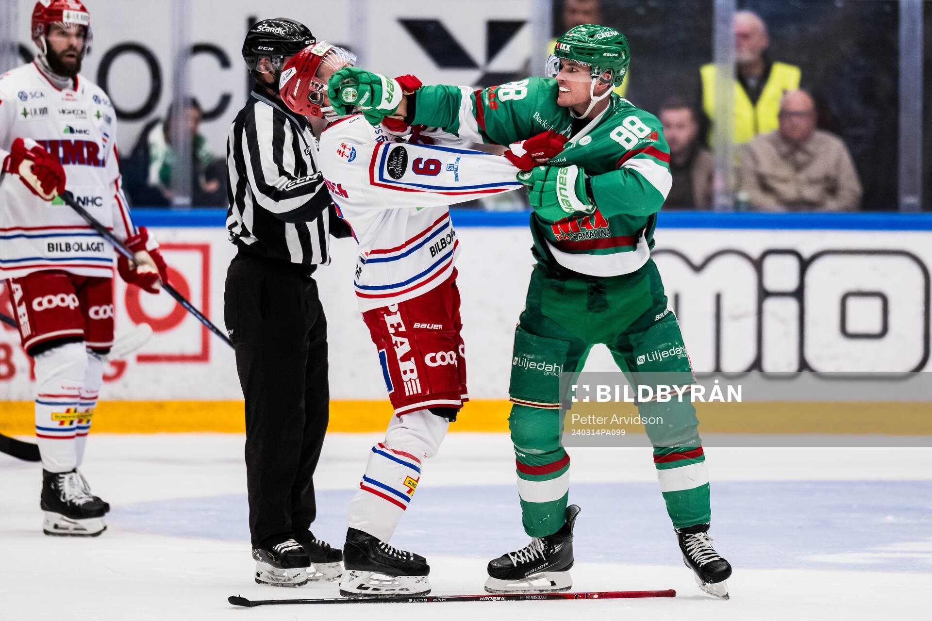 Timrås Joonas Lyytinen och Rögles Brandon Davidson