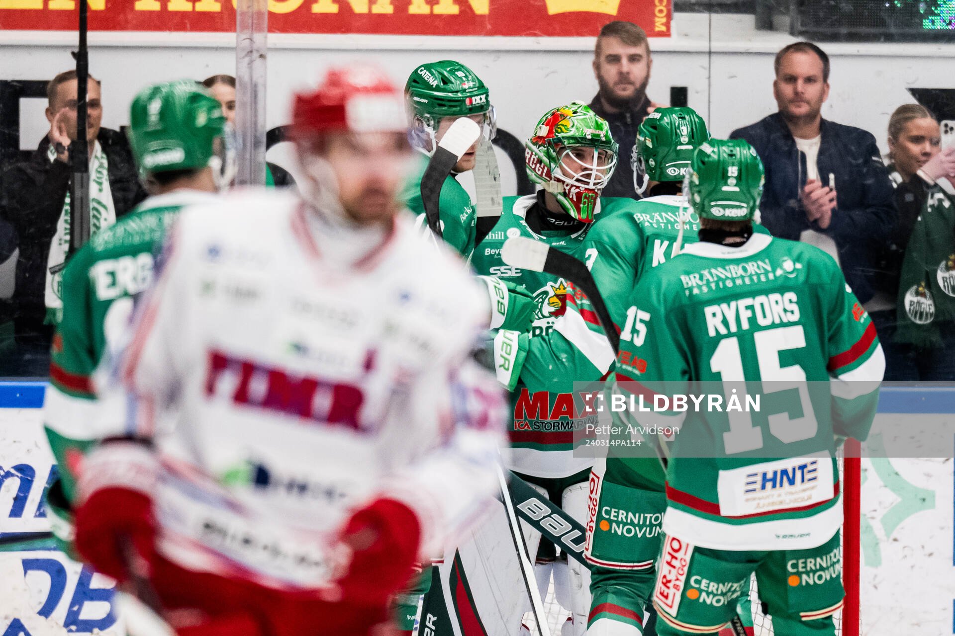 Rögles Christoffer Rifalk jublar med lagkamrater