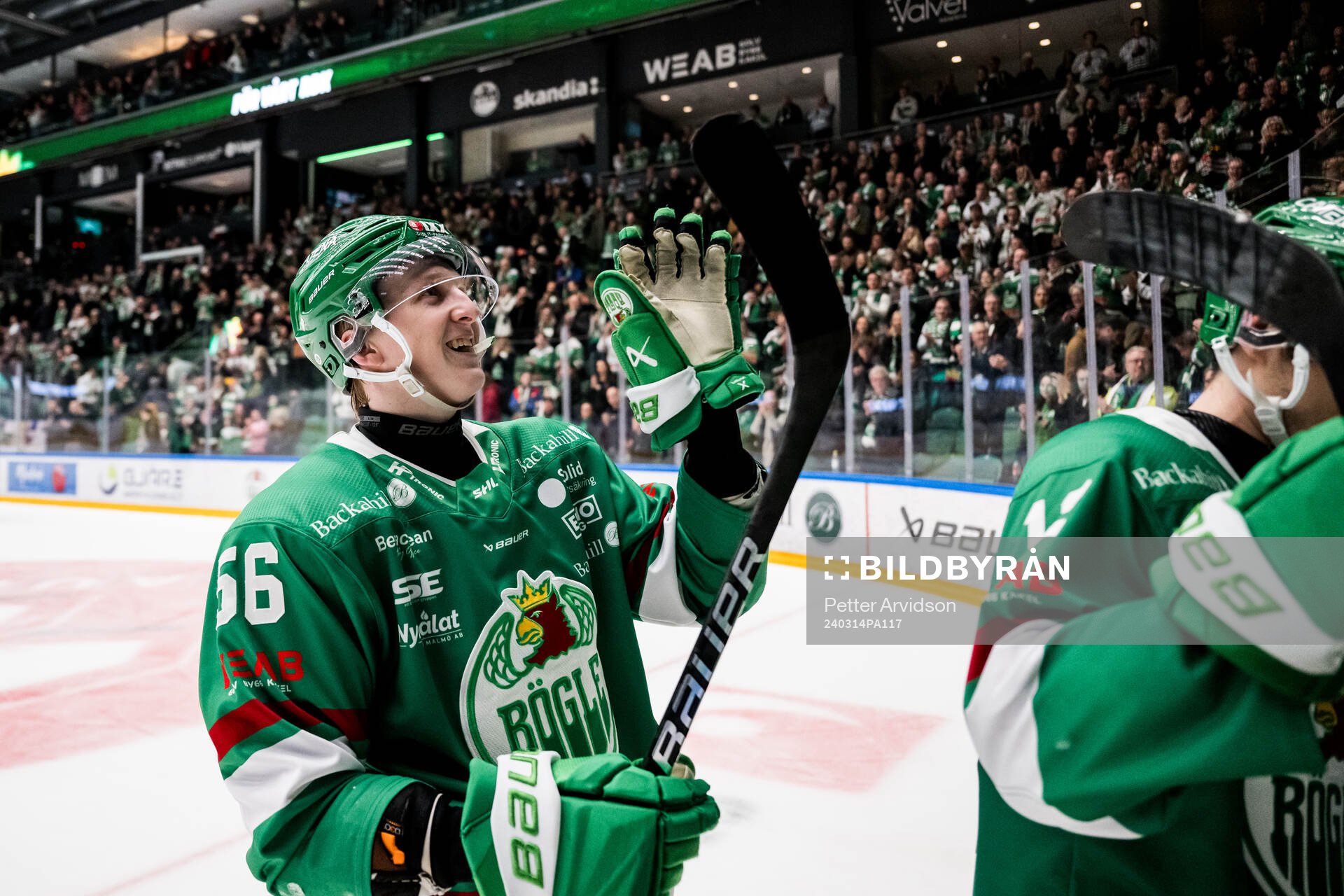 Rögles Adam Engström  jublar