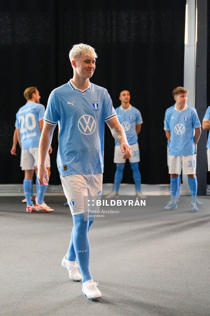 Daniel Gudjohnsen under en porträttfotografering med Malmö FF den 28 februari 2024 i Malmö. 
