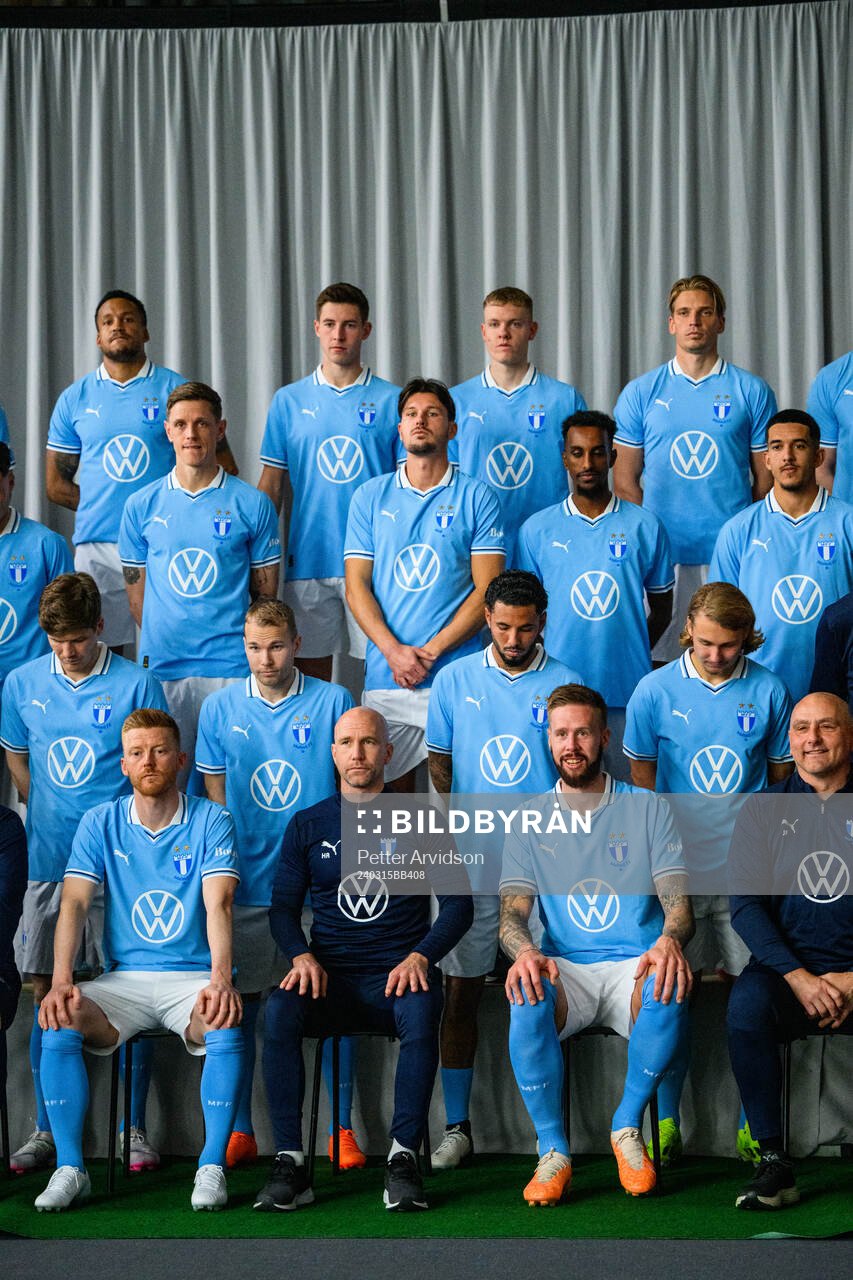 Spelarna ställer upp för en lagbildsfotografering med Malmö FF den 28 februari 2024 i Malmö. 