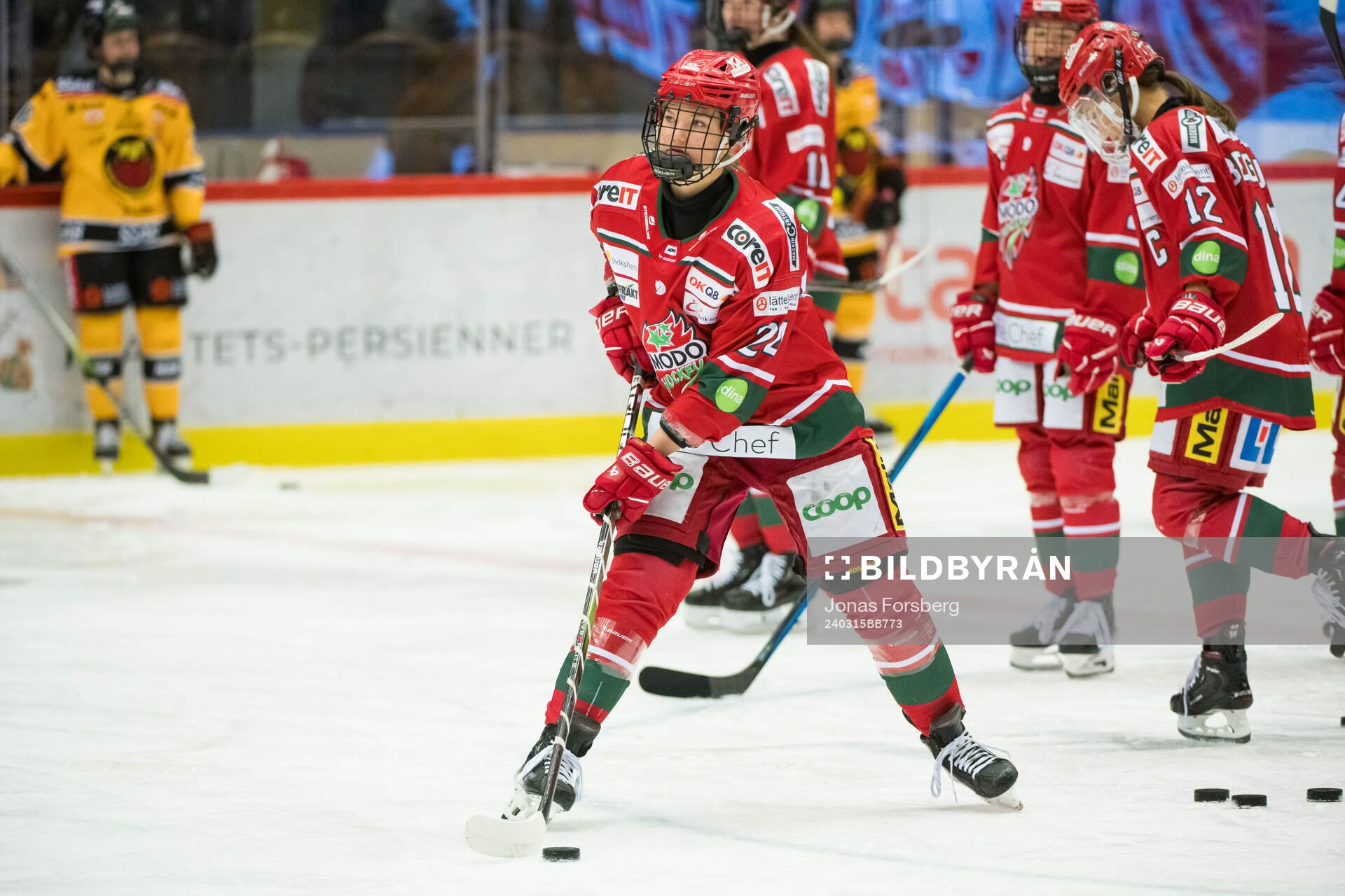 Modos Maja Grundström innan ishockeymatchen i SDHL mellan