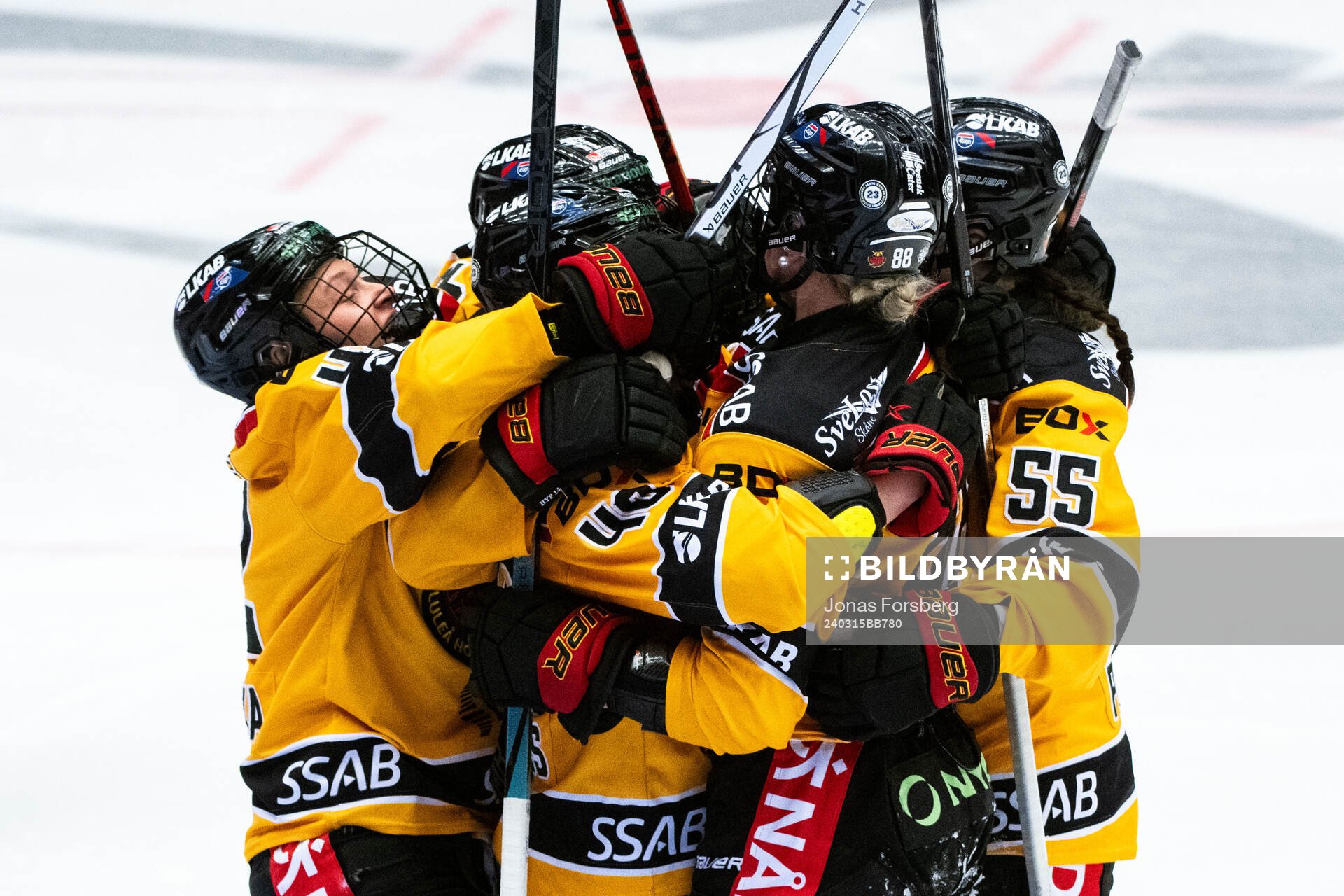 Luleås Ronja Savolainen jublar med lagkamrater