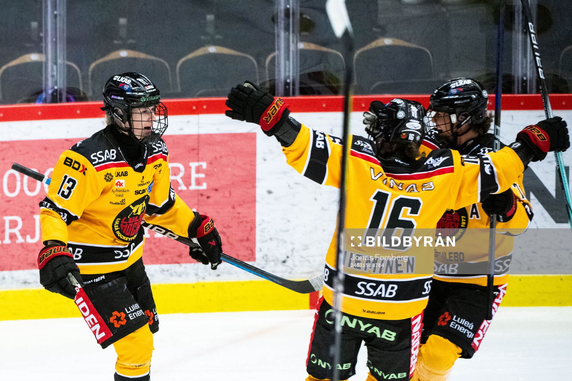 Luleås Jenna Pirttijärvi jublar med lagkamrater