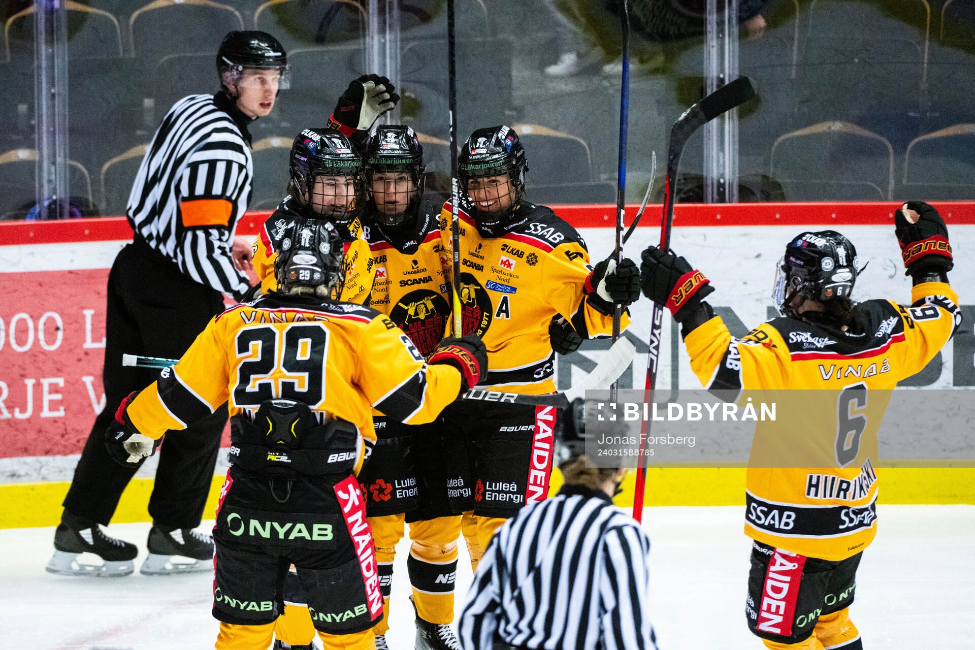 Luleås Jenna Pirttijärvi jublar med lagkamrater