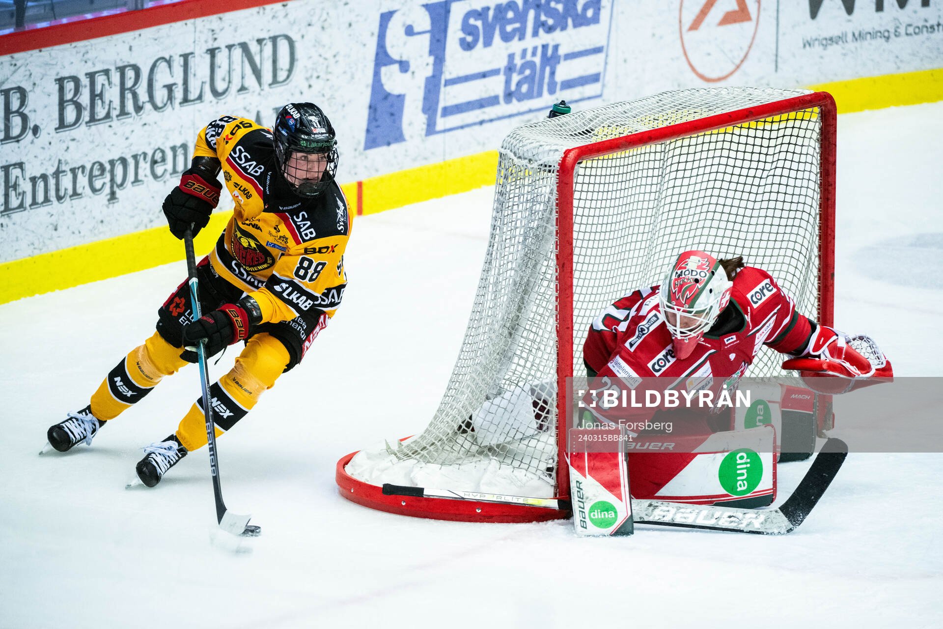 Luleås Ronja Savolainen och Modos målvakt Andrea Brändli