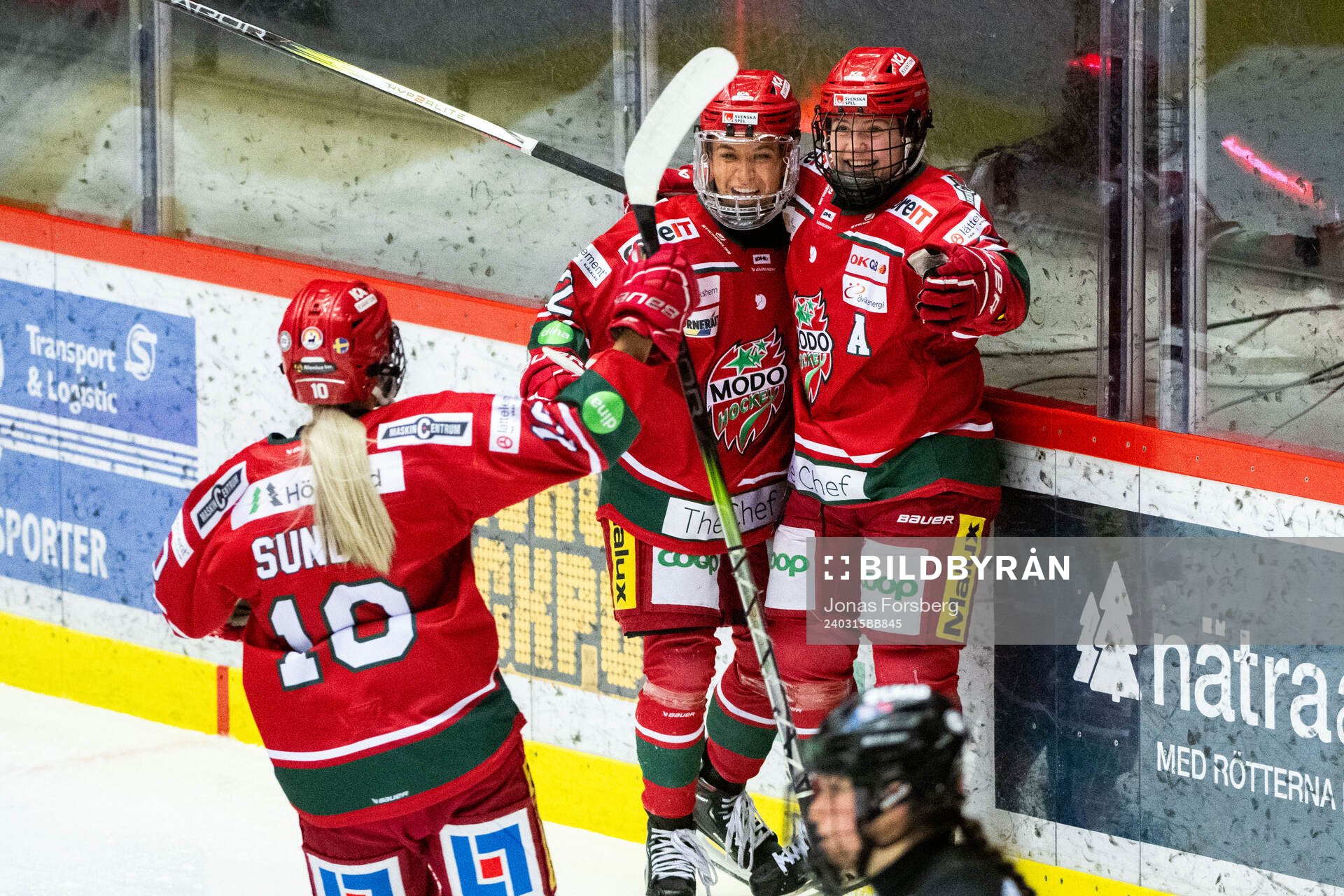 Modos Lina Ljungblom jublar med lagkamrater