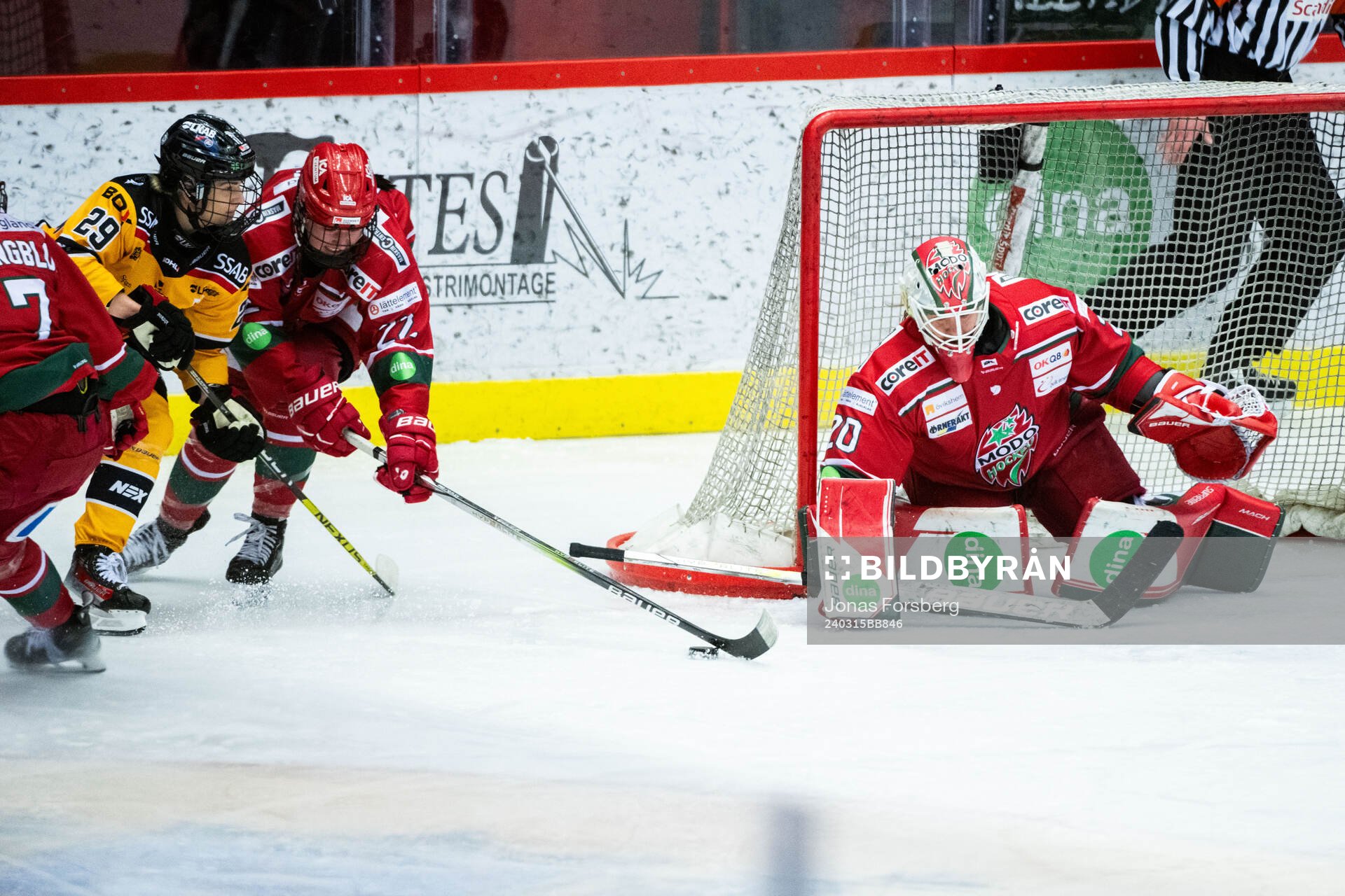 Luleås Emma Nordin mot Modos Taylor House och målvakt