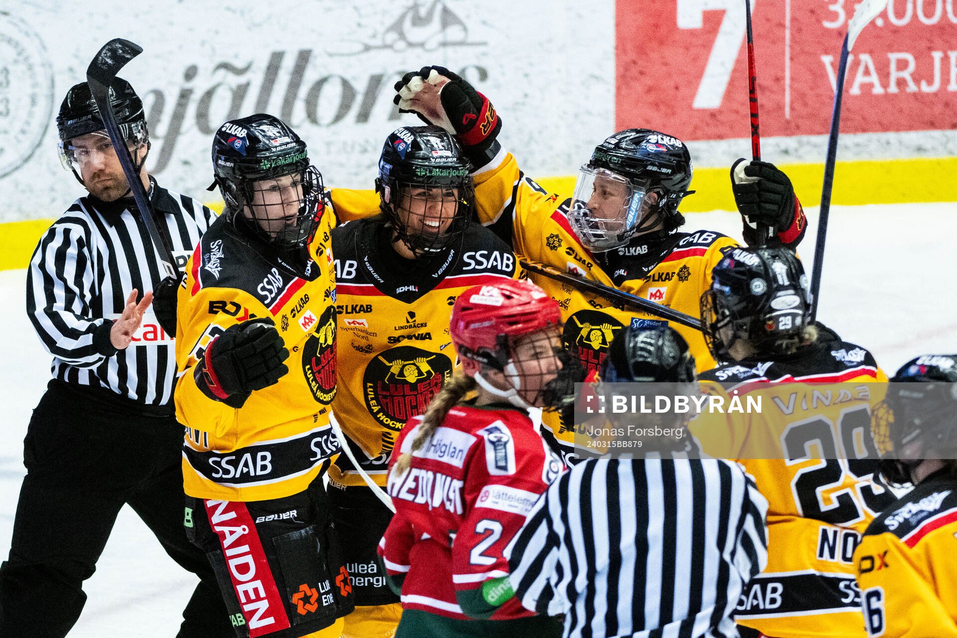 Luleås Anna Kjellbin jublar med lagkamrater