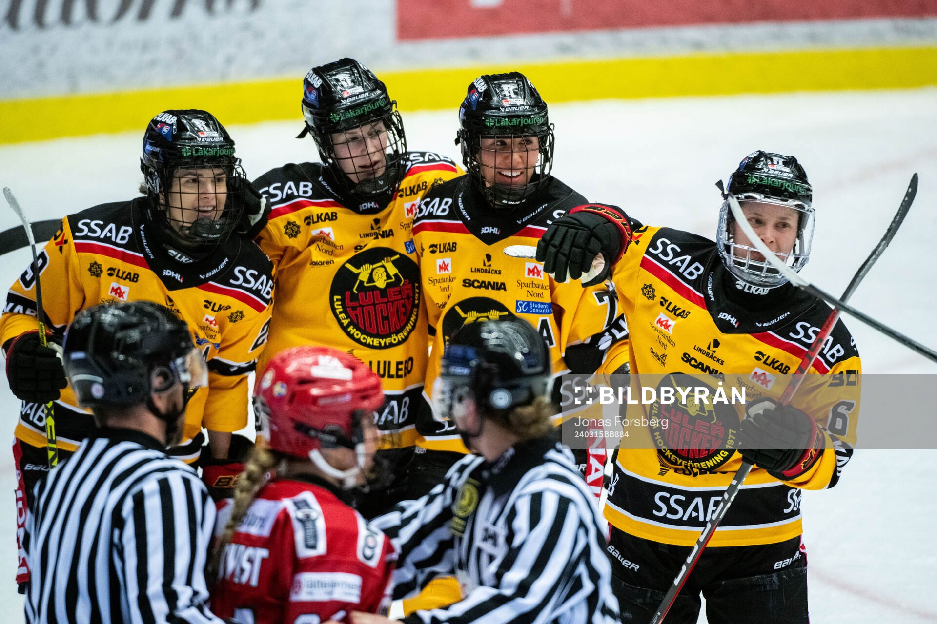 Luleås Anna Kjellbin jublar med lagkamrater