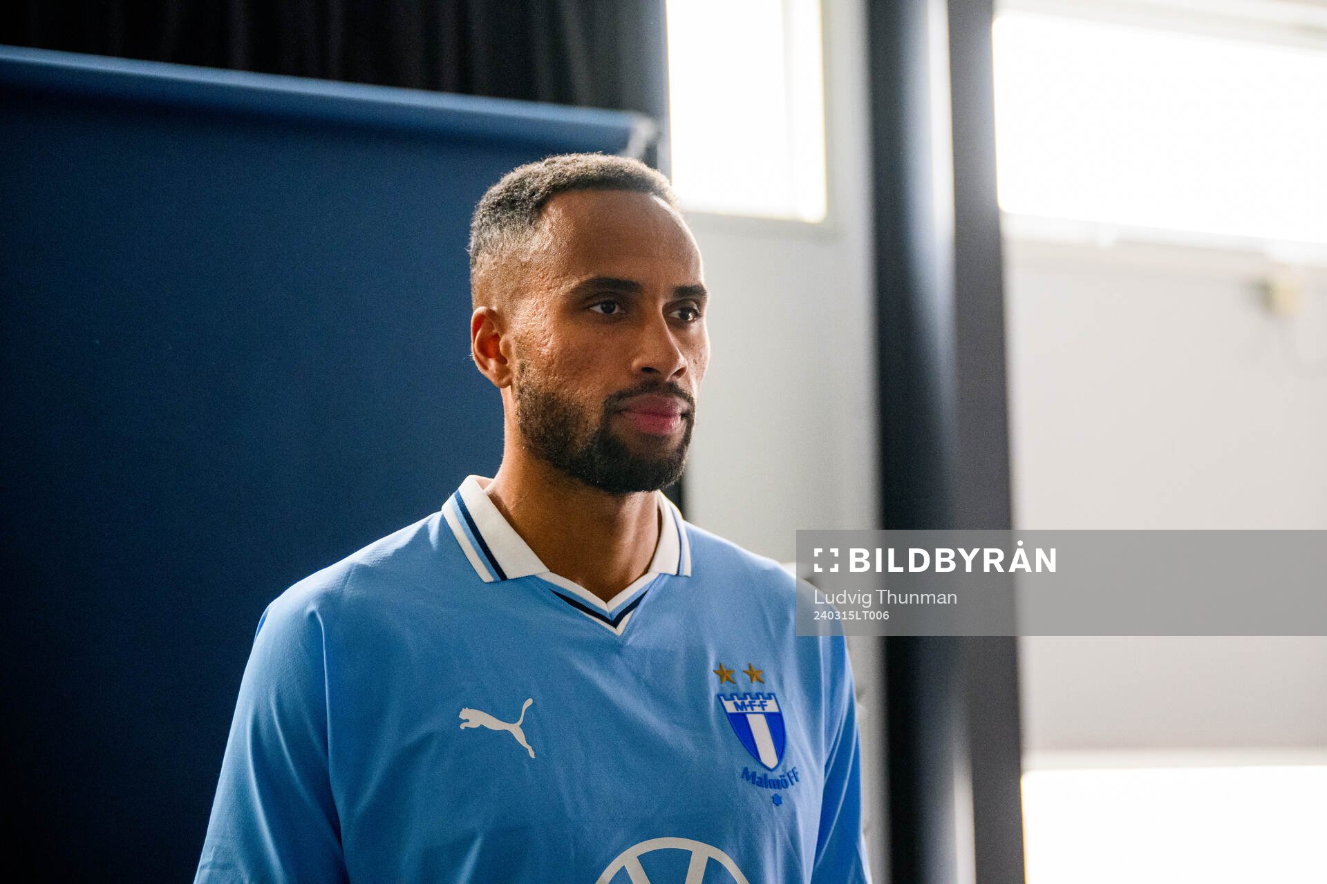 Isaac Kiese Thelin under en porträttfotografering med Malmö FF den 28 februari 2024 i Malmö. 