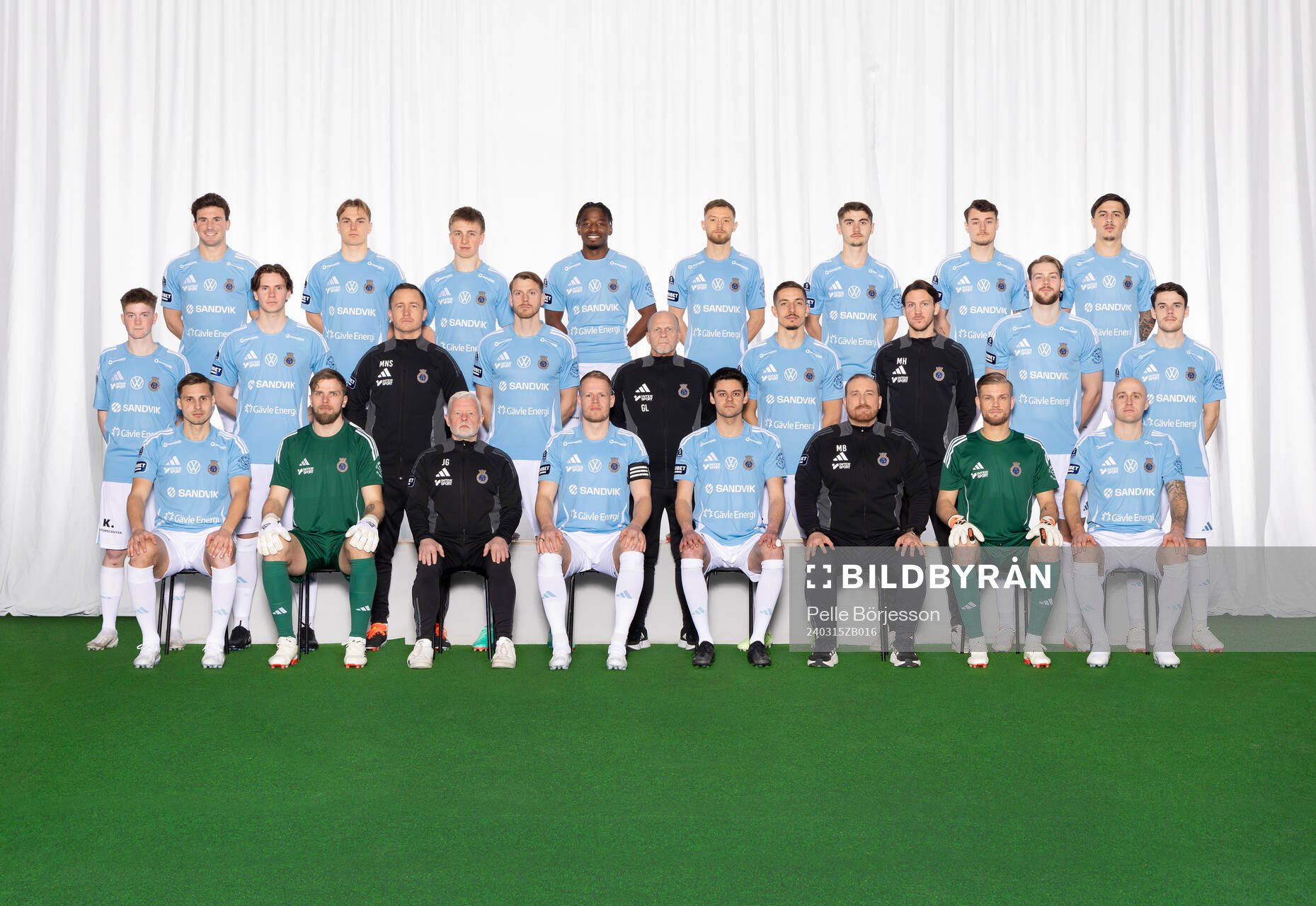Gefle poserar för en lagbild den 15 mars 2024 i Gävle. Bakre ledet från vänster: Iu Ranera, Alvin Lättman, Constantino Capotondi, York Rafael, Christoffer Aspgren, Albin Hjelm, Adrian Edqvist, Antonio Yakoub. Mittenledet från vänster: Izak Ädel, Philip Ekman, fystränare Magnus Nilsson Strålander, Leo Englund, materialförvaltare Göran Larsson, Lukas Browning, assisterande tränare Mattias Hall, Niclas Håkansson, Samuel Adrian. Sittande från vänster: Jacob Hjelte, Tobias Johansson, assisterande tränare Jonas Gradin, Martin Rauschenberg, Kevin Persson, huvudtränare Mikael Bengtsson, Oscar Jonsson, Anton Lundin. Editors note: Bilden är retuscherad.