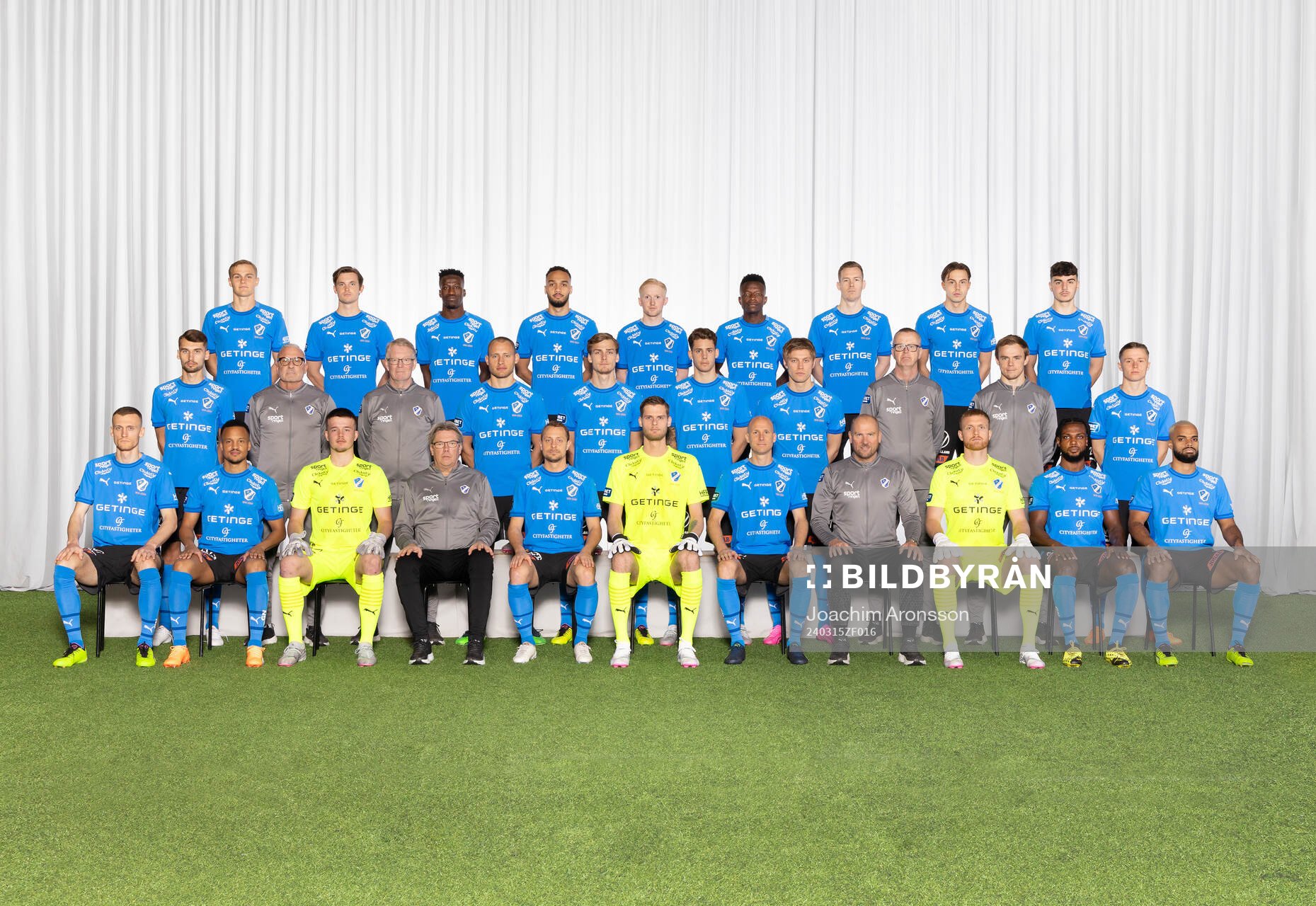 Halmstad poserar för en lagbild den 15 mars 2024 i Halmstad. Bakre ledet från vänster: Gustav Friberg, Jonathan Svedberg, Naeem Mohammed, Vinicius Nogueira, Pontus Carlsson, Thomas Boakye, Gisli Eyjolfson, Alex Hall, Bleon Kurtulus. Mittenledet från vänster: Rasmus Wiedesheim-Paul, Fysio Simon Bakkioui, Ass tränare Lasse Jacobsson, Villiam Dahlström, Villiam Granath, Gabriel Wallentin, Birnir Ingason, Materialförvaltare Sven Karlsson, Mv tränare Dennis Nilsson, Albin Ahlstrand. Sittande från vänster: Viktor Granath, Marcus Olsson, Alexander Nielsen, Ass tränare Pelle Olsson, Joel Allansson, Tim Rönning, Andreas Johansson, Manager Magnus Haglund, Tim Erlandsson, Joseph Baffoe, Phil Ofosu-Ayeh. Editors note: Bilden är retuscherad.