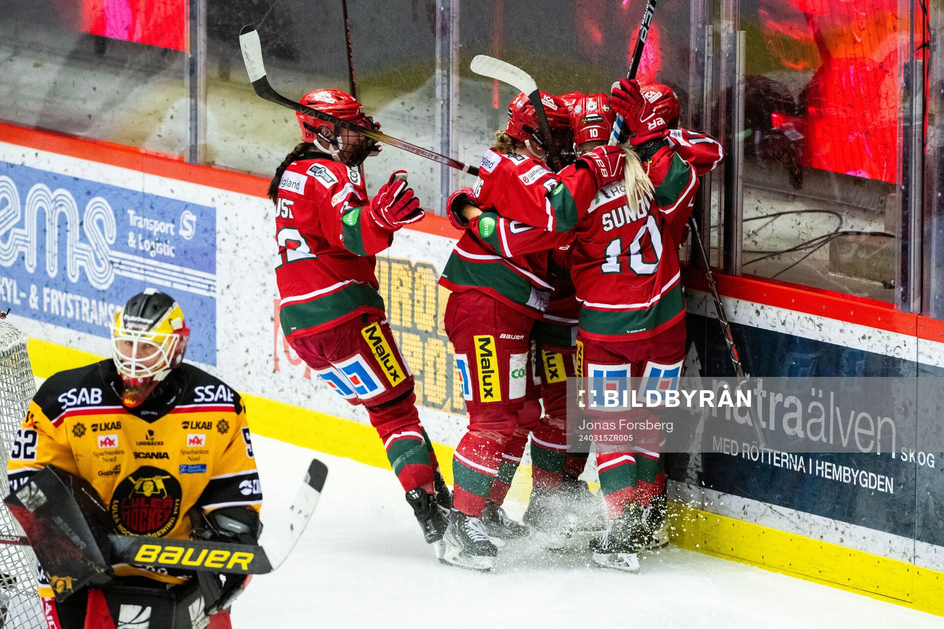 Modos Lina Ljungblom jublar med lagkamrater 1-2