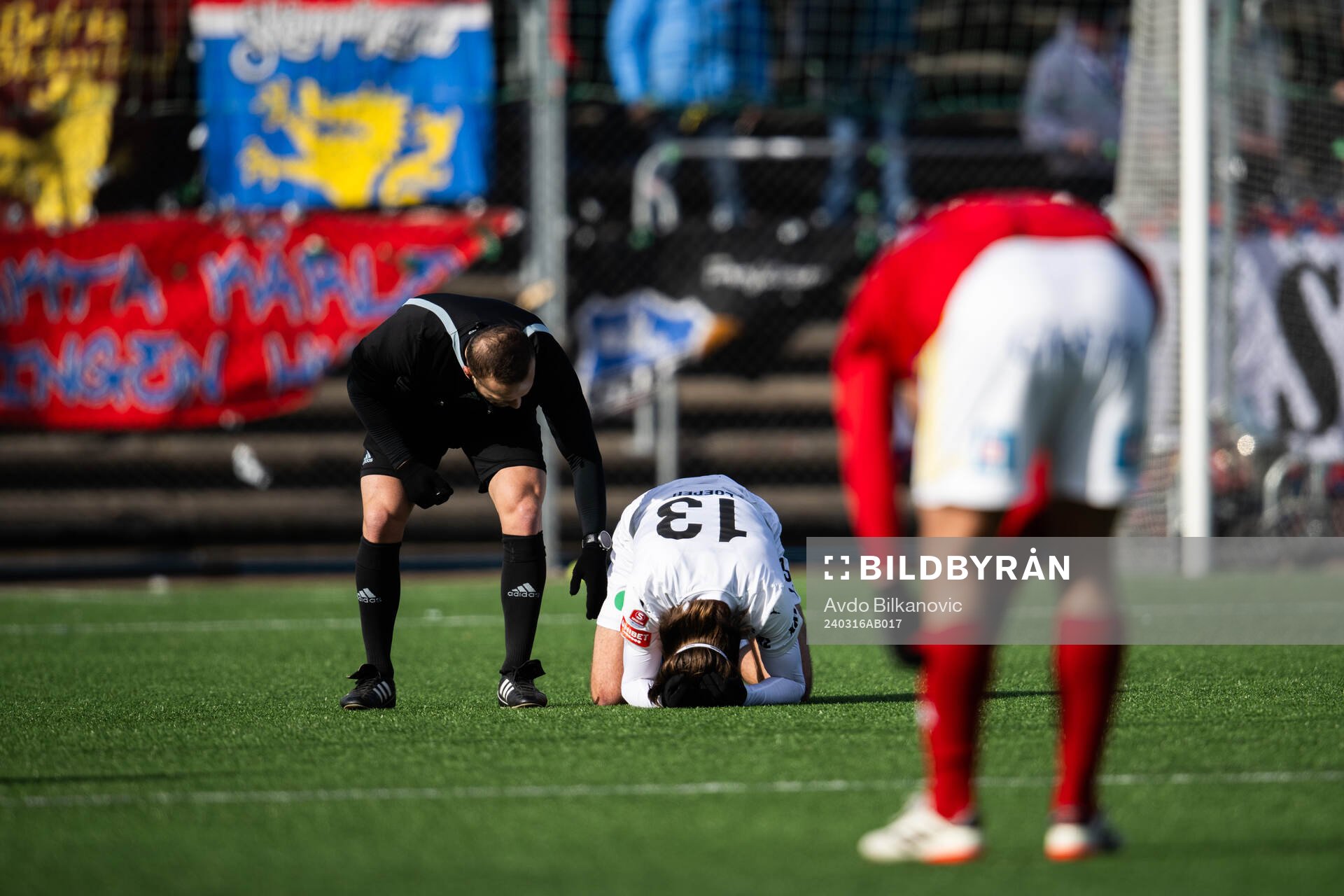 Helsingborgs Wilhelm Loeper har ont under fotbollsmatchen i träningsmatchen mellan Helsingborg och Falkenberg den 16 mars 2024 i Helsingborg.