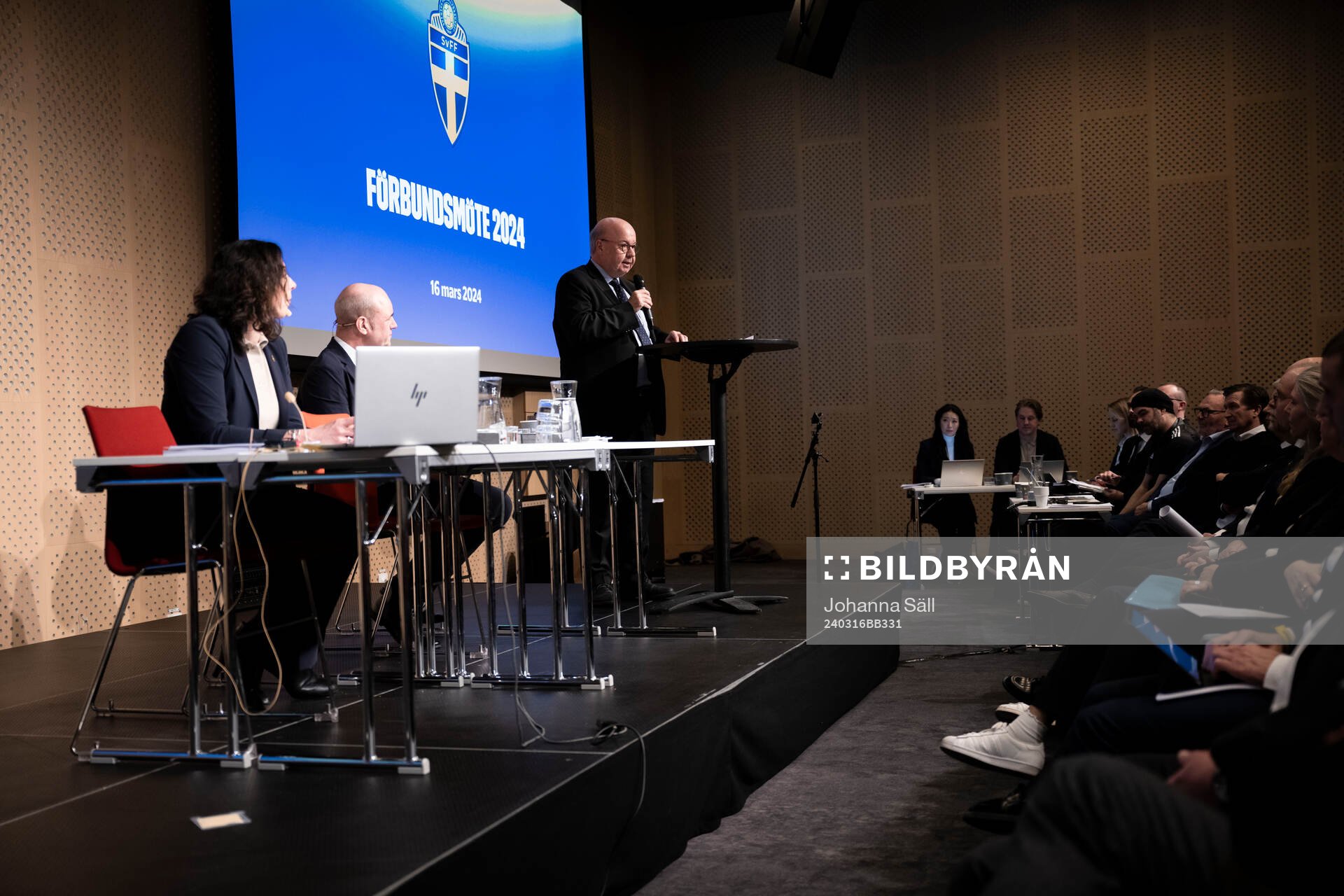 Andrea Möllerberg, generalsekreterare, Fredrik Reinfeldt, ordförande, och Jesper Møller Christensen, generalsekreterare Danska fotbollförbundet, under Svenska Fotbollförbundets årsmöte den 16 mars 2024 i Stockholm.