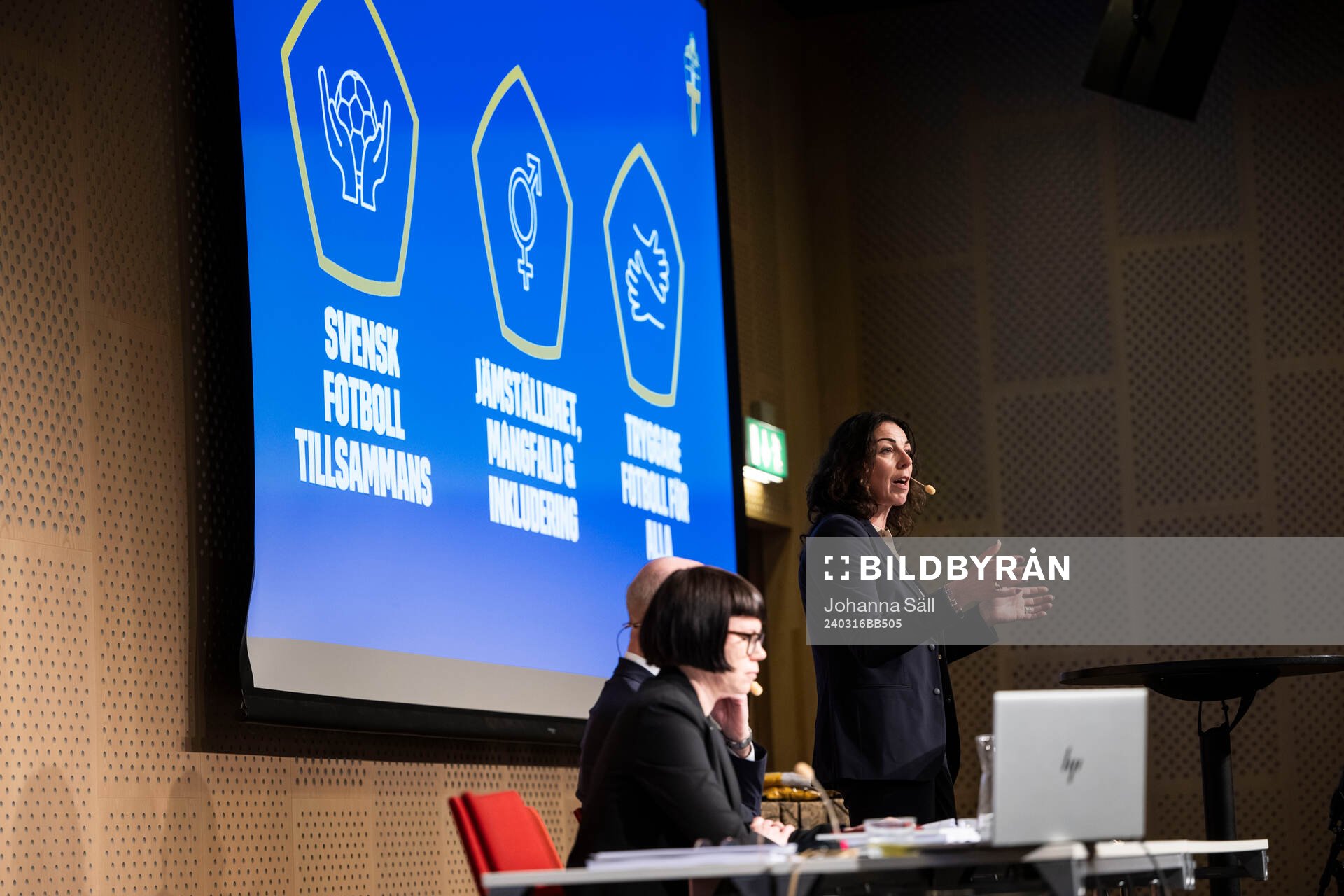 Kristina Ljungros, mötesordförande, och Andrea Möllerberg, generalsekreterare, under Svenska Fotbollförbundets årsmöte den 16 mars 2024 i Stockholm.