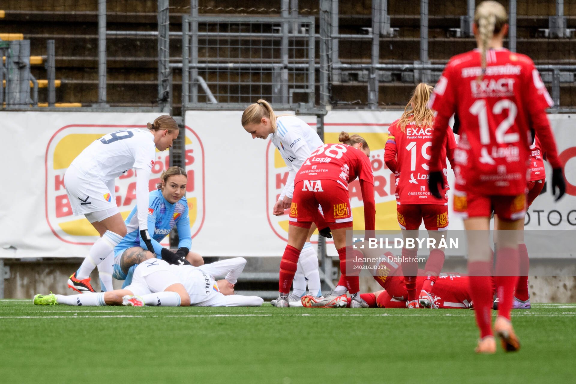 Djurgårdens Beata Kollmats och Örebros Molly Johansson