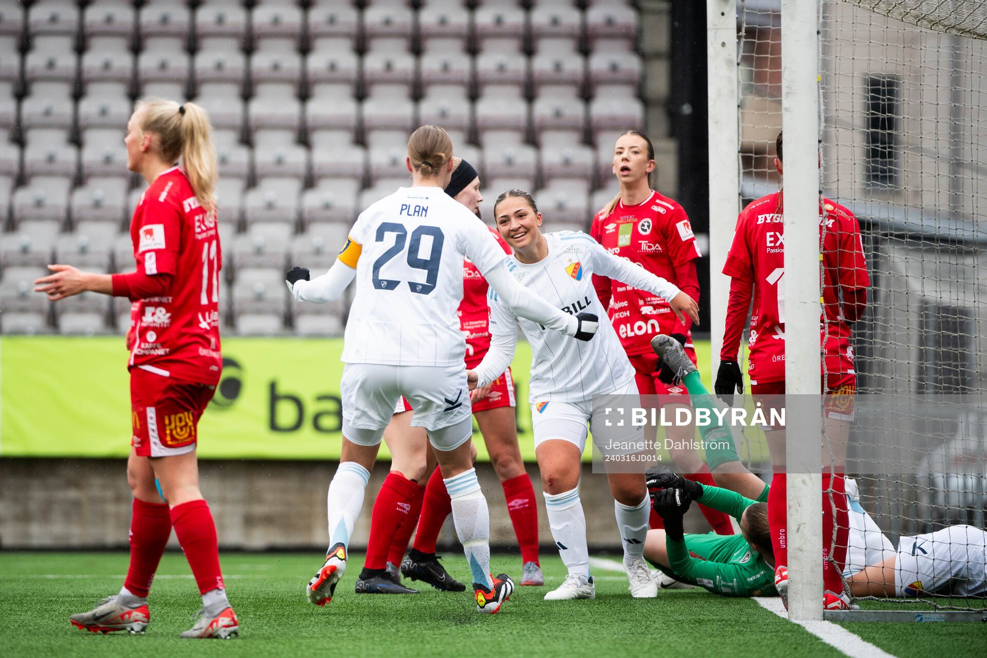 Djurgårdens Olivia Ländin Sjöblom jublar efter 0-1 under fotbollsmatchen i Svenska Cupen mellan Örebro och Djurgården den 16 mars 2024 i Örebro.
