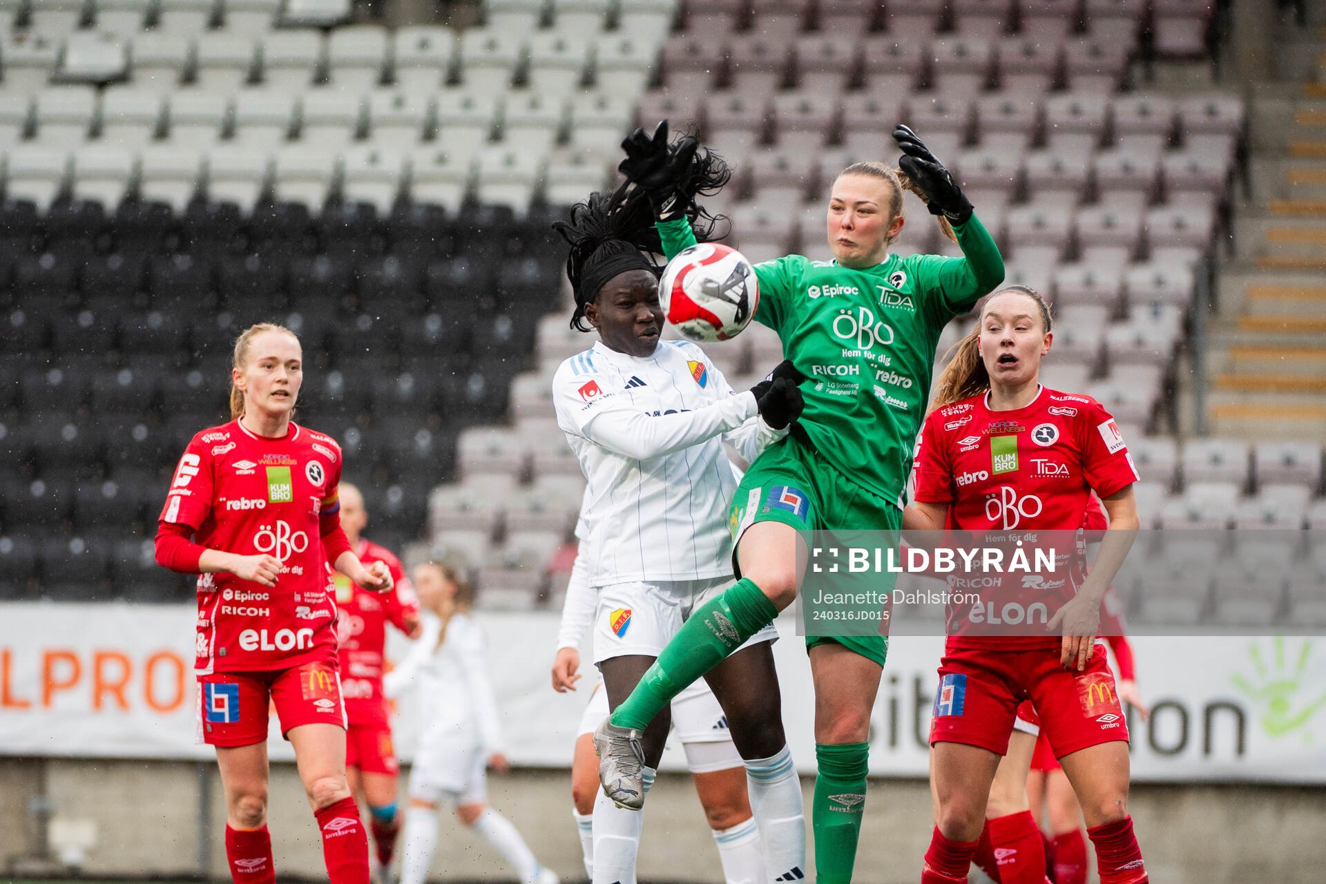 Djurgårdens Sura Yekka och Örebros målvakt Clara Ekstrand