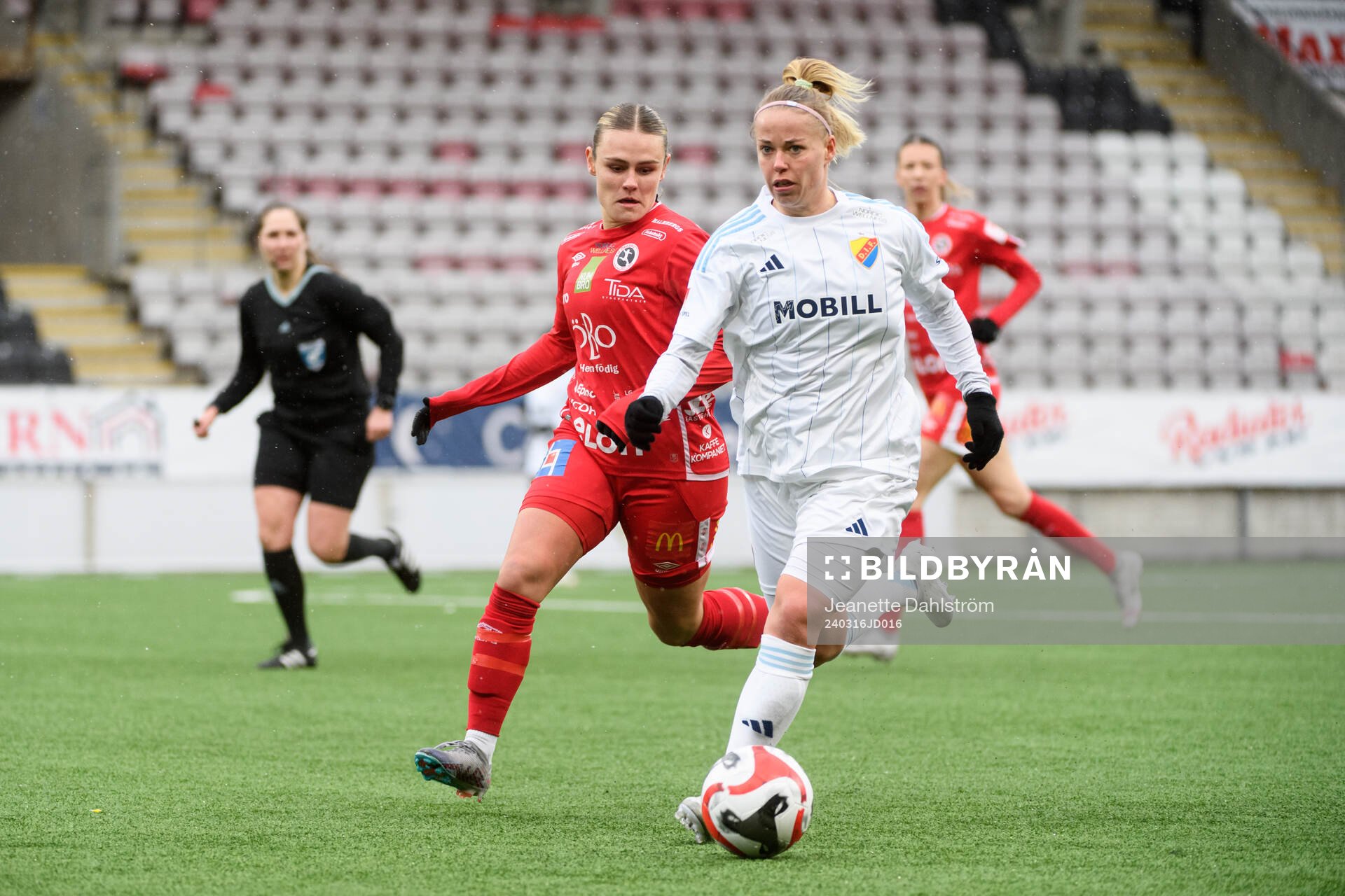 Örebros Maja Bodin och Djurgårdens Therese Åsland