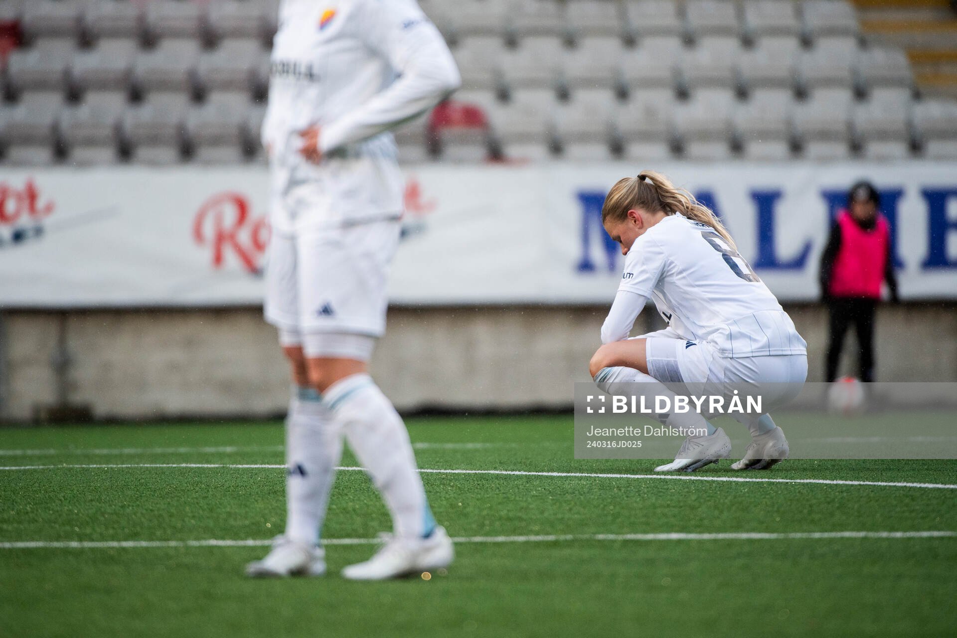 Djurgårdens Nellie Lilja deppar fotbollsmatchen i Svenska