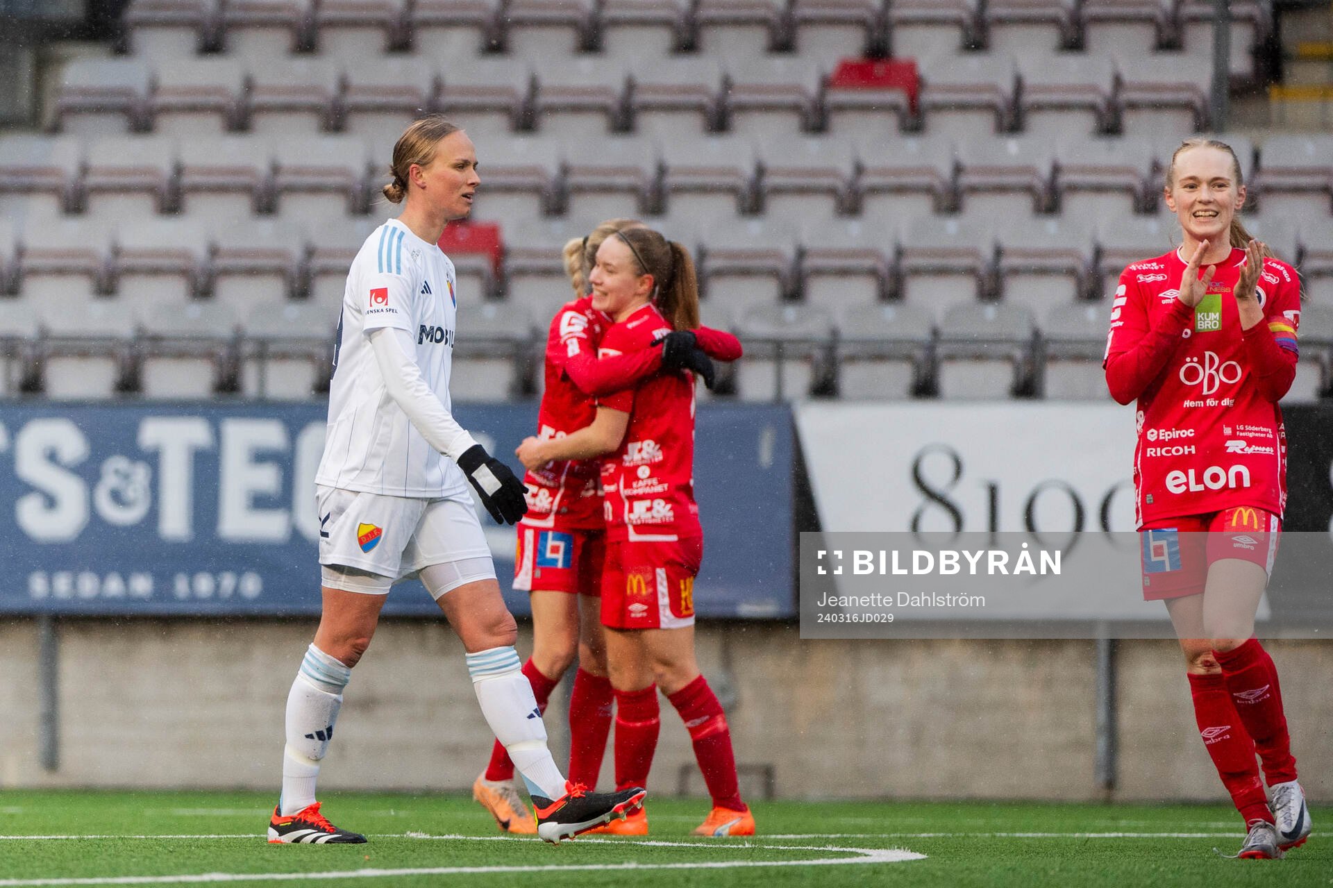 Djurgårdens Nellie Lilja deppar och Örebros Minea Lassas