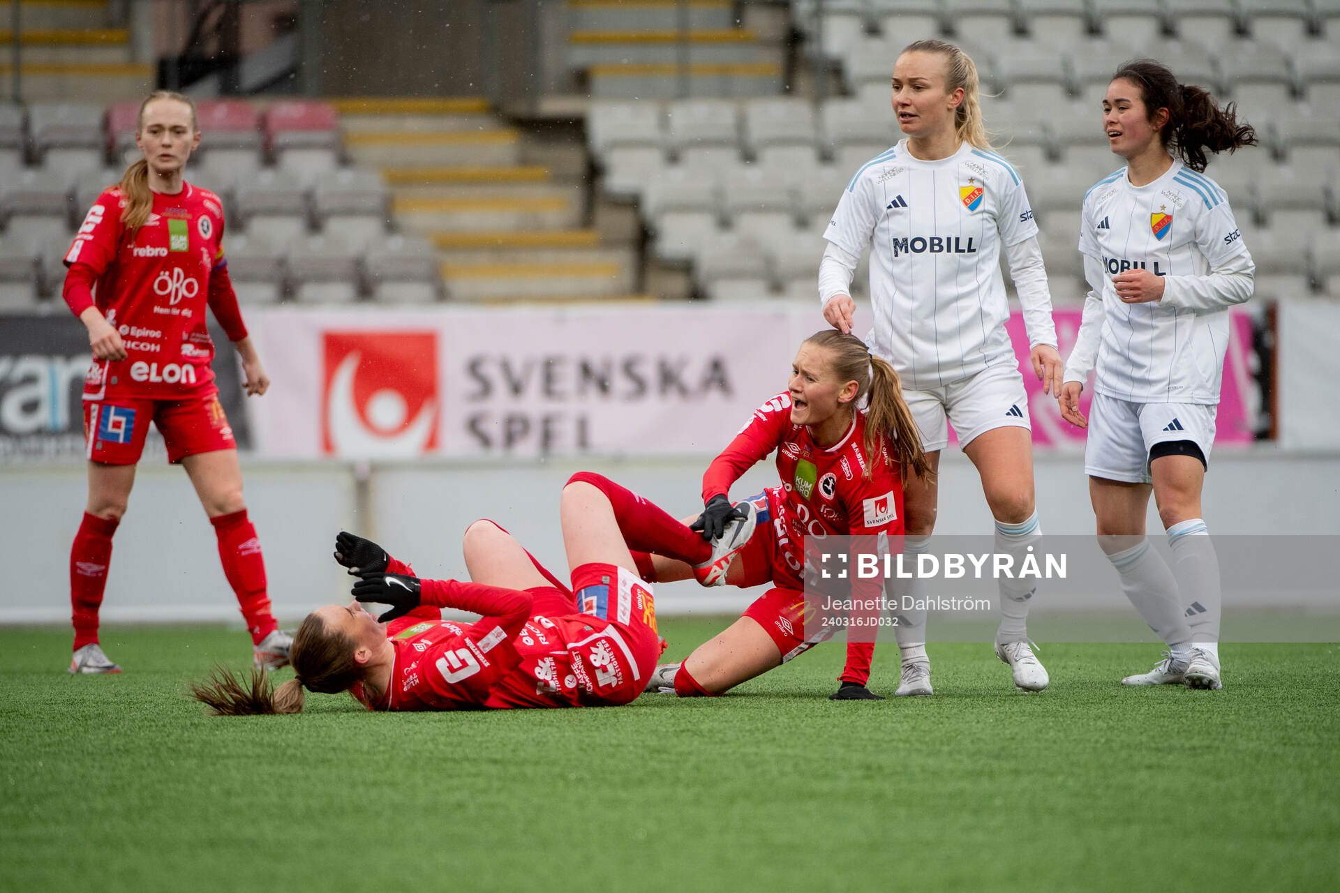 Örebros Katla Maria Thordardottir, Nora Harnes Håheim, Djurgårdens Tove Almqvist och Agnes Hedman under fotbollsmatchen i Svenska Cupen mellan Örebro och Djurgården den 16 mars 2024 i Örebro.