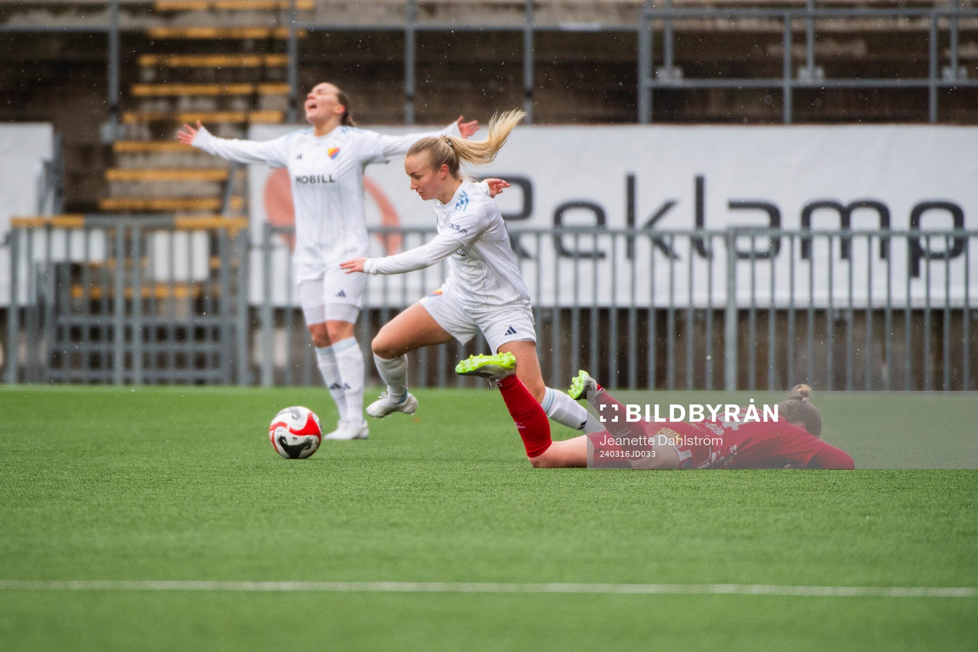 Djurgårdens Stinalisa Johansson och Örebros Bergþora Sol