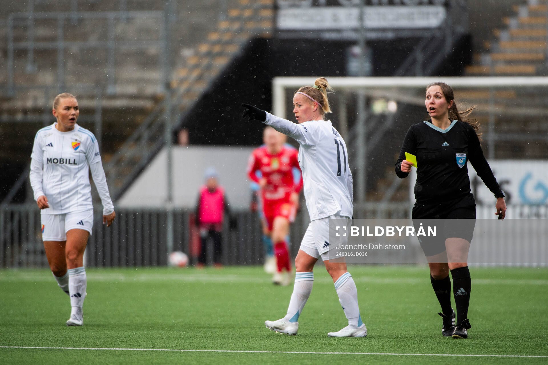 Djurgårdens Therese Åsland och domare Ulrica Löv